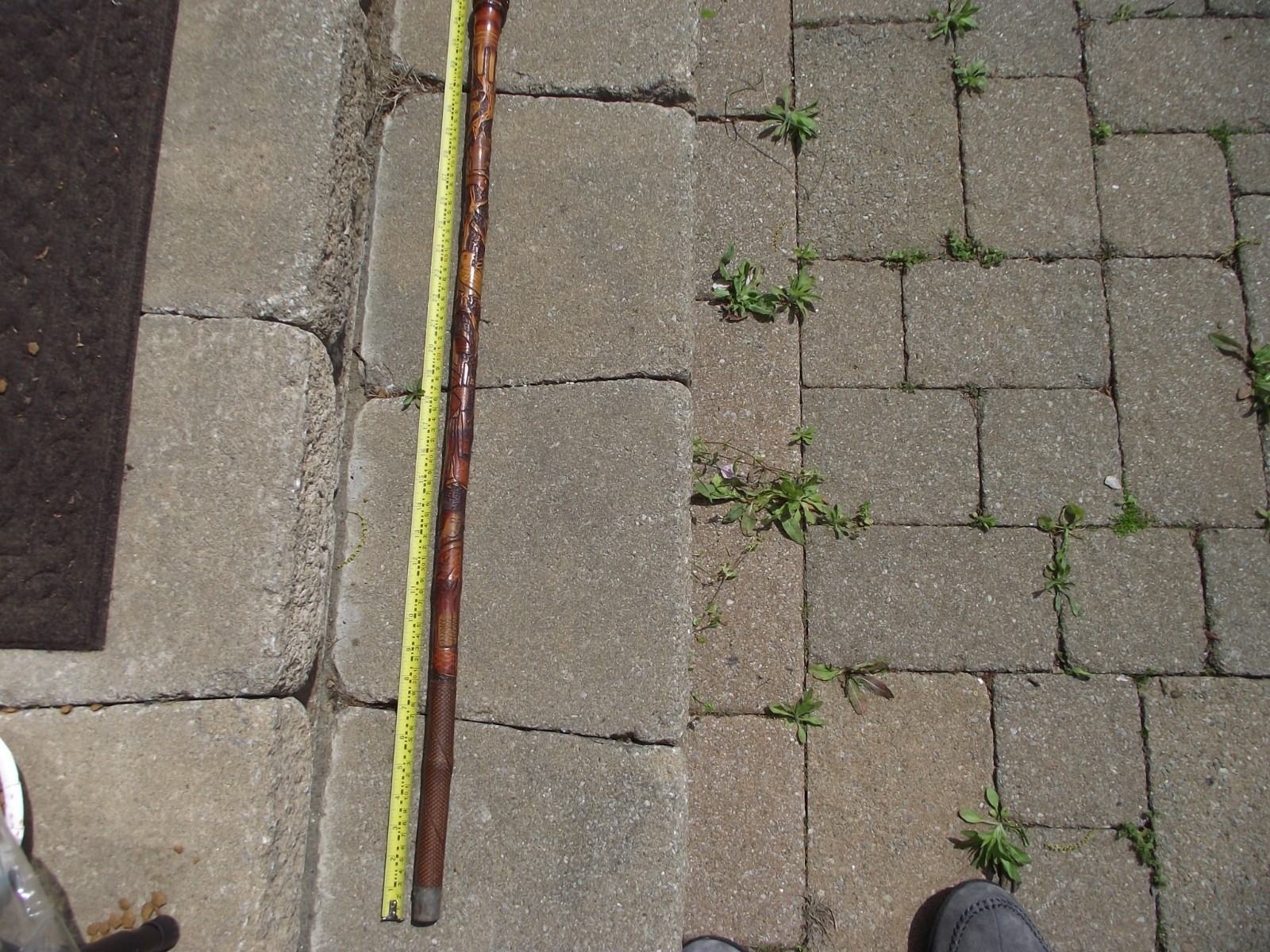 A VINTAGE/ANTIQUE HAND CARVED WOOD CHINESE FOLK ART WALKING STICK