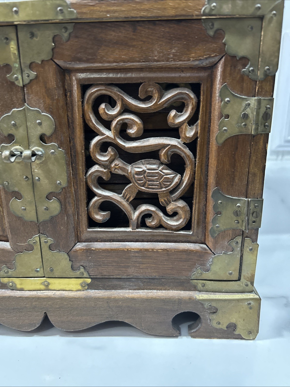 VTG CHINESE ASIAN WOOD & BRASS JEWELRY BOX CHEST 2 TURTLE WOOD DOORS & 6 DRAWERS