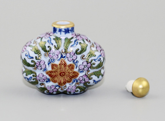 China Porcelain Hand Painted Depict Gold Famille Rose Pumpkin Vine Snuff Bottle
