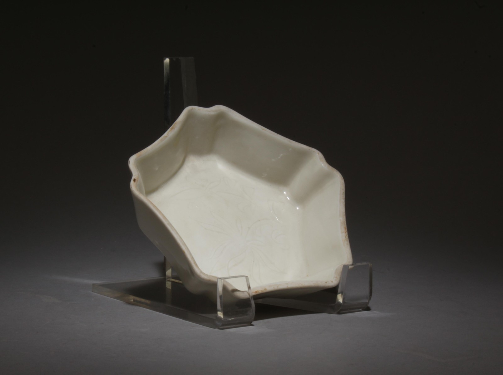 A Dingyao Ink Washer. A Dingyao Ink Washer