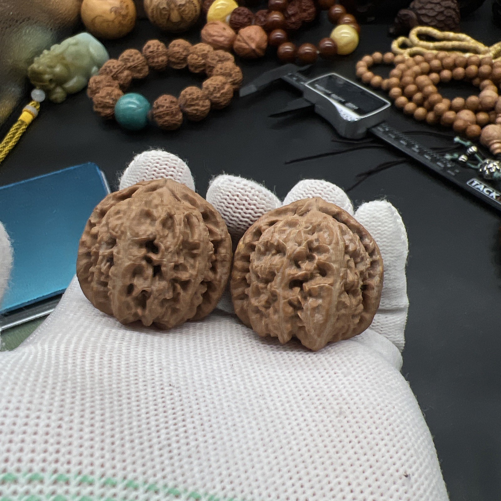 Pair of Match Chinese Health Walnut 36×36.×32mm 精配文玩核桃 ～白狮子狮子头
