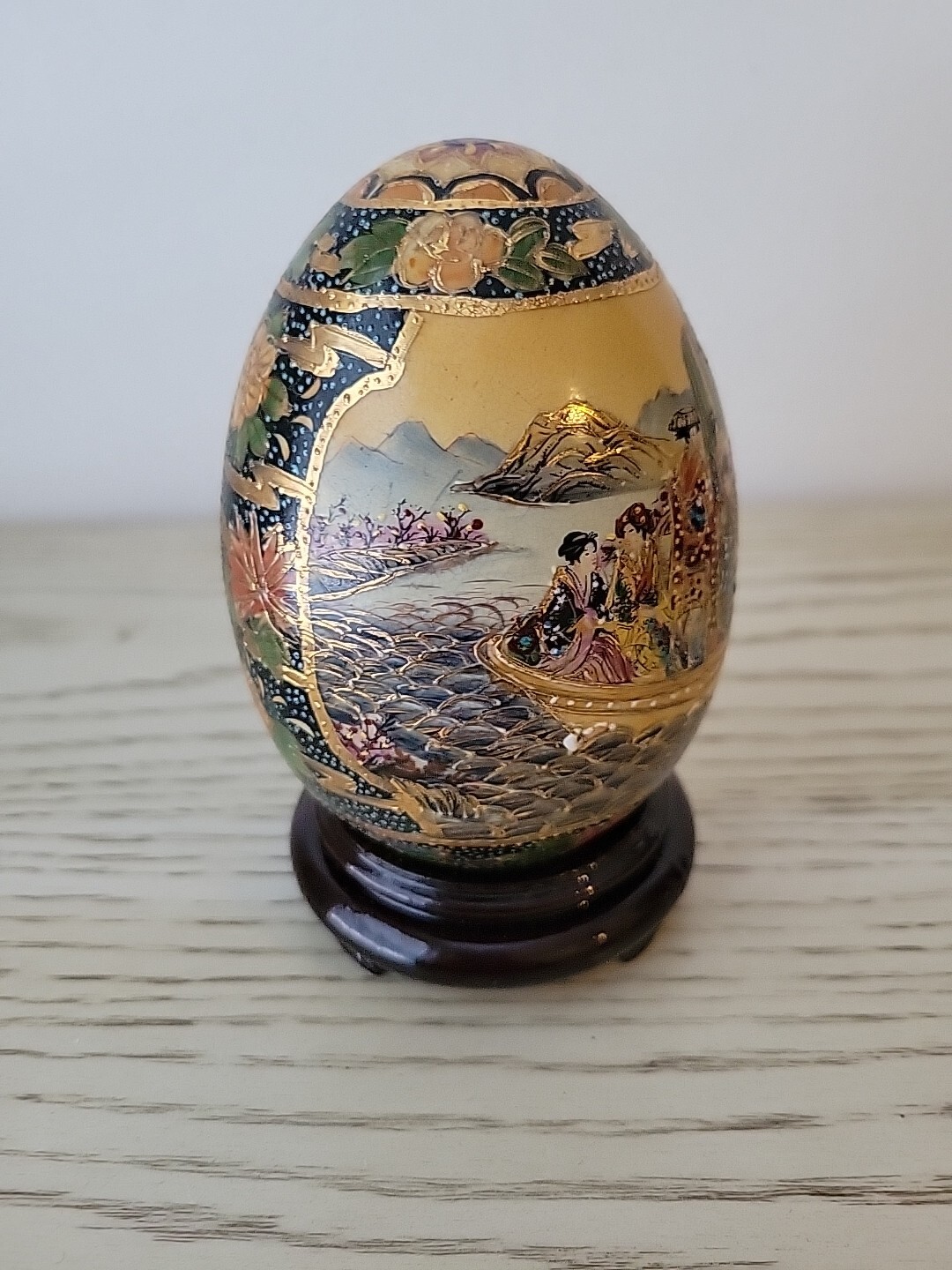 Vintage Chinese Satsuma Hand Painted Porcelain Egg with Geishas 4.5″ Gilt Paint