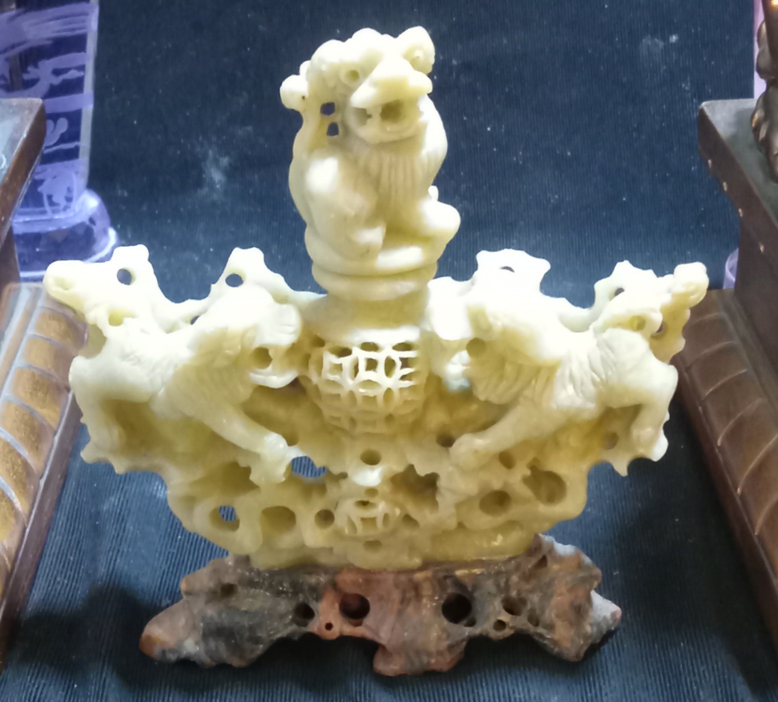 ORNATE VTG HAND-CARVED SOAPSTONE INCENSE BURNER FOO DOGS/LIONS CHINA 4”x 1″ x 4”