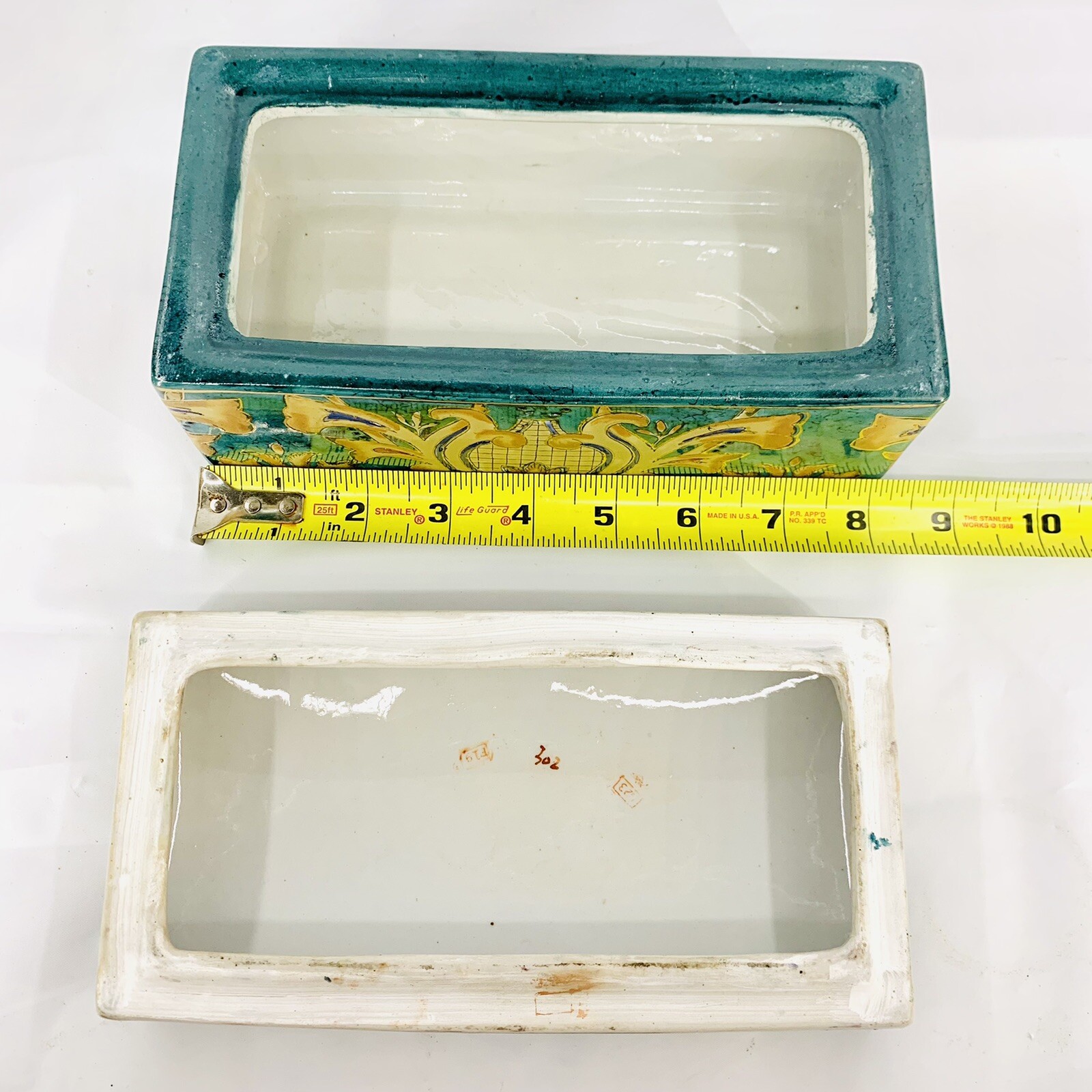 Oriental Accent ceramic box No chips or cracks Asian Art design Gold Inlay