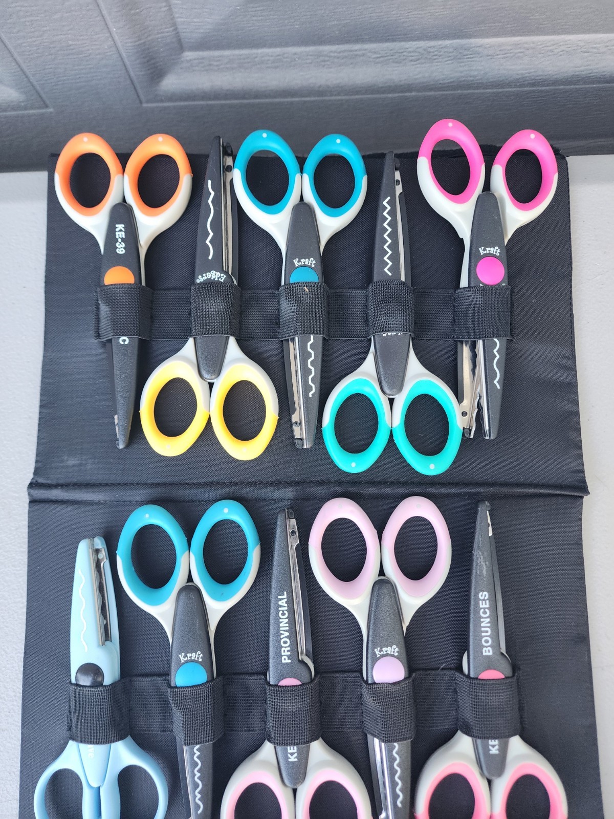 Set of 18 Ultra Grip KRAFT Edgers Craft Scissors w/Stand & Carrying Case