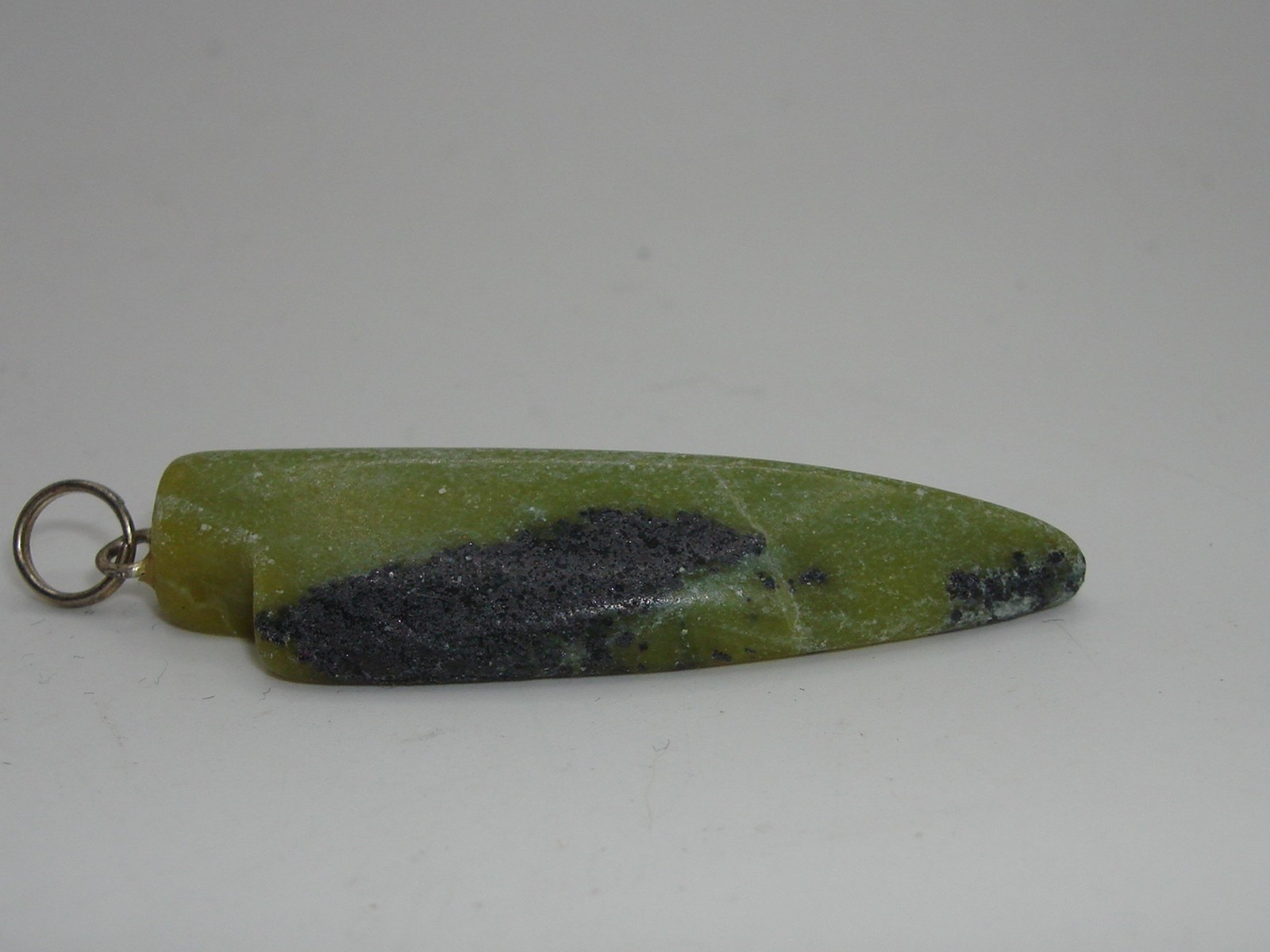 VINTAGE CARVED GREEN JADE ARROWHEAD PENDANT! ESTATE FIND!