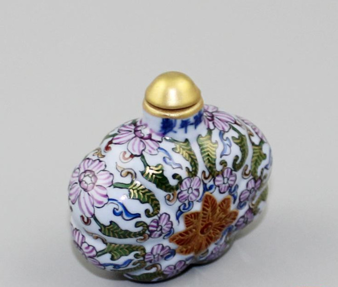 China Porcelain Hand Painted Depict Gold Famille Rose Pumpkin Vine Snuff Bottle