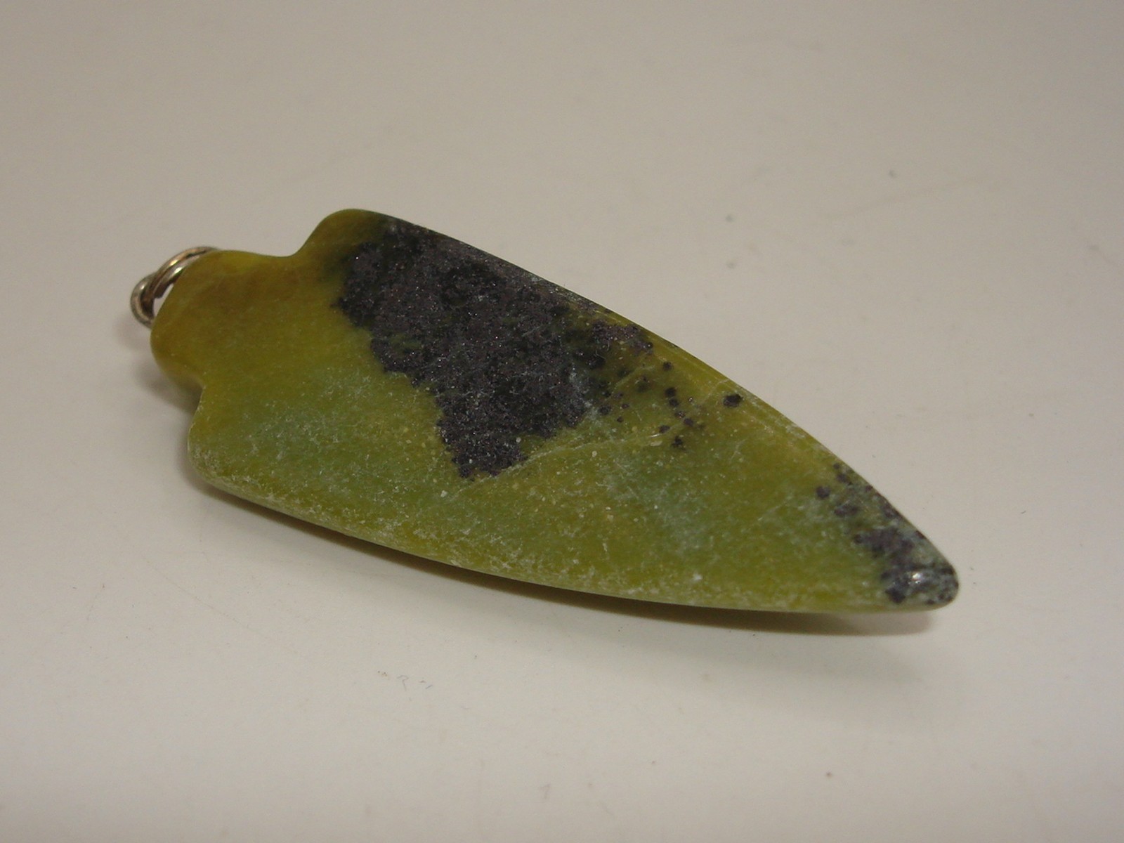 VINTAGE CARVED GREEN JADE ARROWHEAD PENDANT! ESTATE FIND!