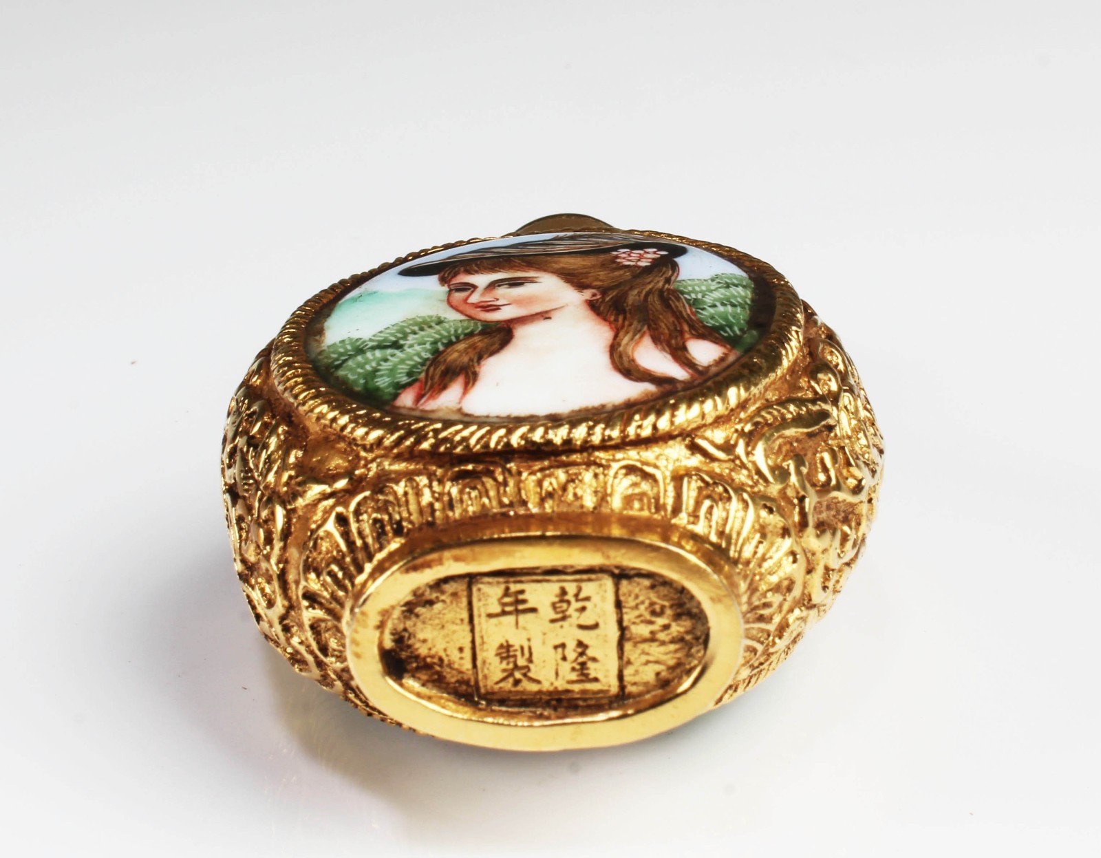 An Enamel Snuff Bottle. ‘QianLong’ mark at base