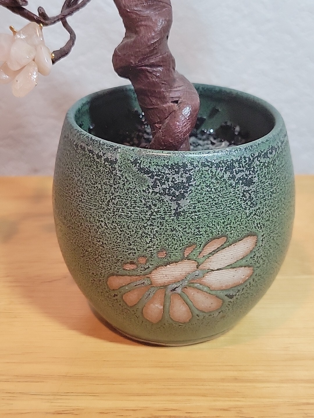VTG Chinese Rose Quartz Jade Flowering Bonsai Tree 8″ Tall Gold Toned Leaves