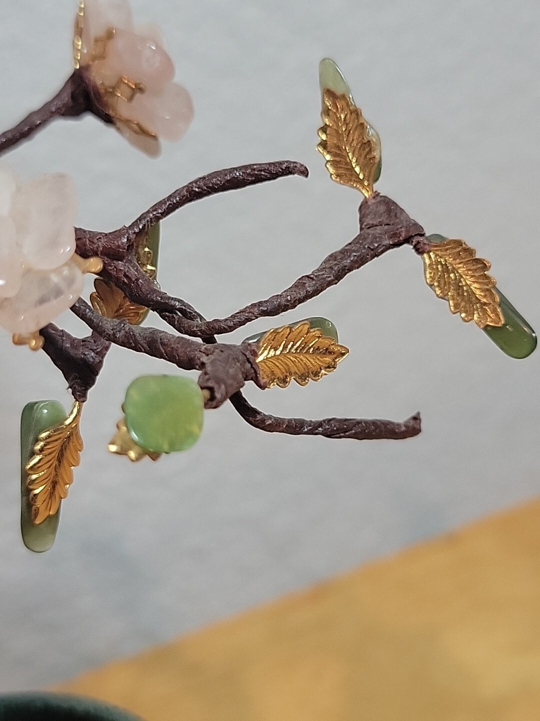 VTG Chinese Rose Quartz Jade Flowering Bonsai Tree 8″ Tall Gold Toned Leaves