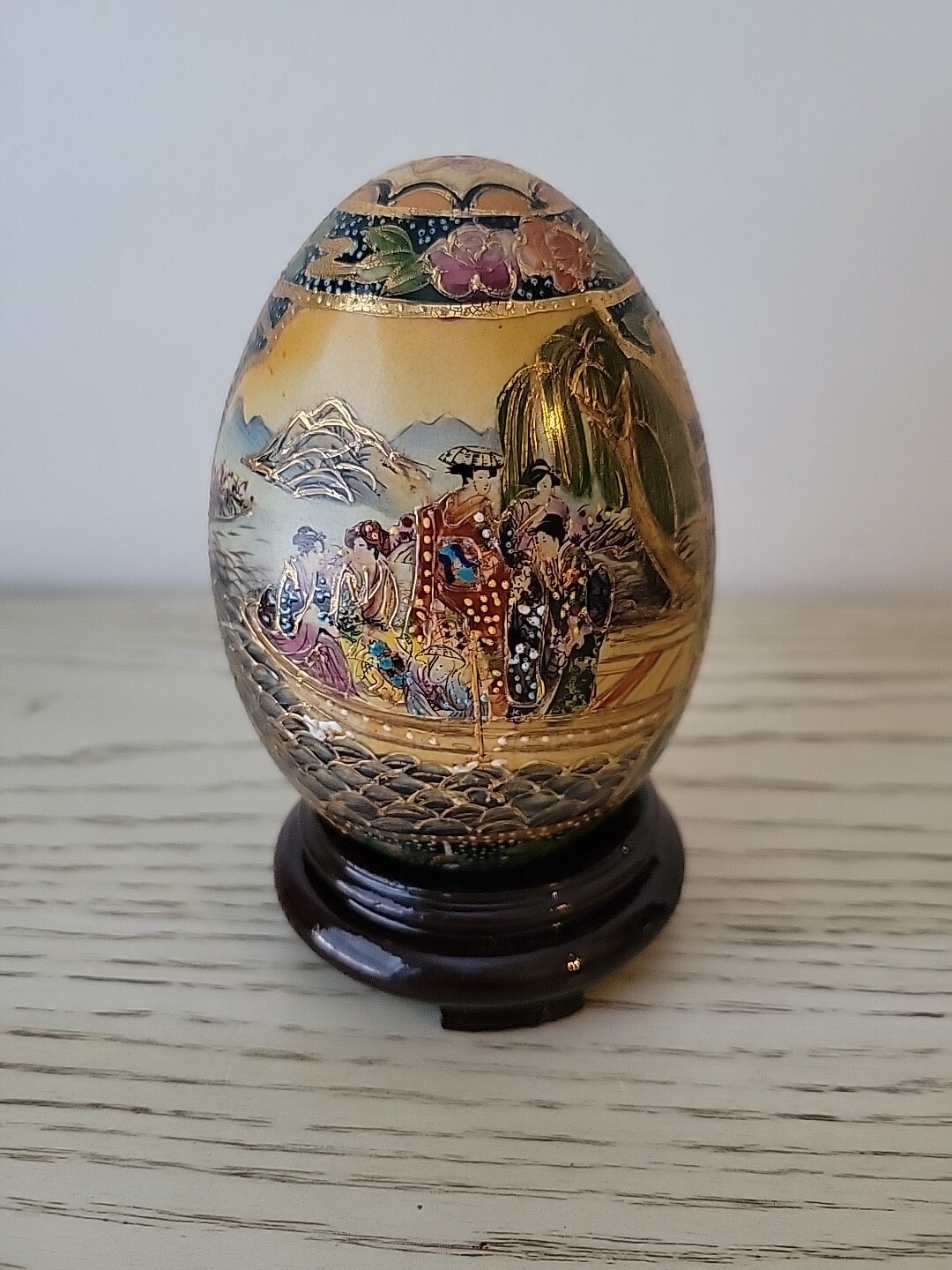 Vintage Chinese Satsuma Hand Painted Porcelain Egg with Geishas 4.5″ Gilt Paint