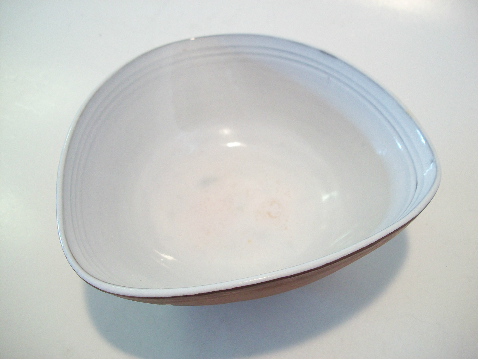 Yixing Zisha Glazed Ceramic Bowl – Hand Painted Chevron Design – 20th Century