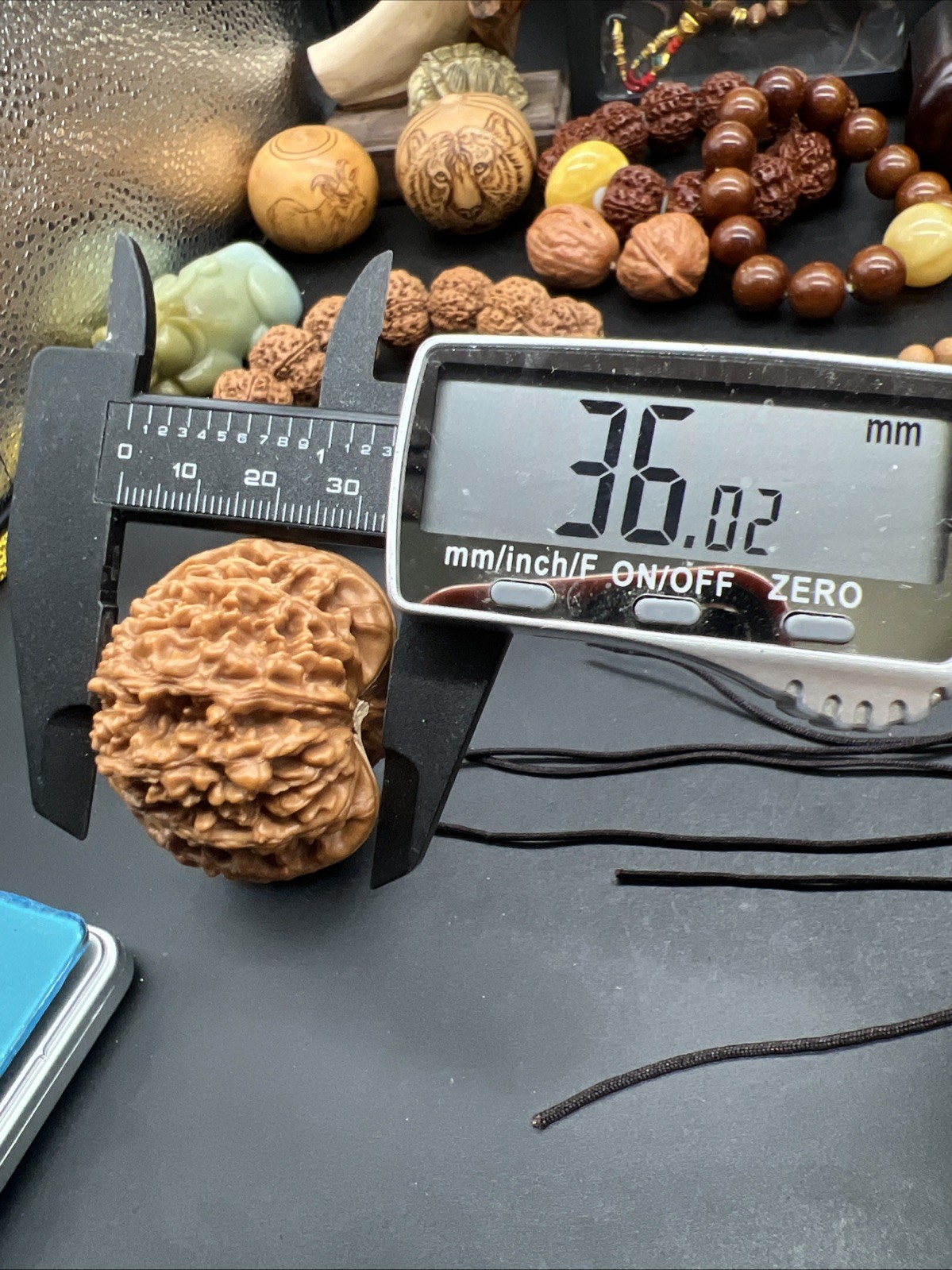 Pair of Match Chinese Health Walnut 41×40×36mm 精配文玩核桃～矮桩满天星