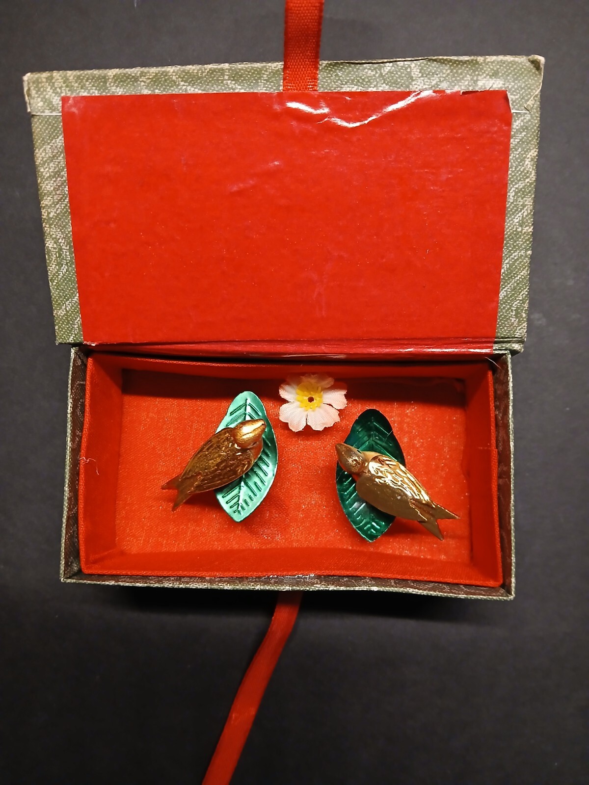 CHINESE GOLD METAL BIRDS ON GREEN LEAVES ATTACHED TO SPRINGS IN BOX