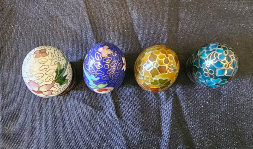 4 Vtg Chinese Small 1.5″ Cloisonne Multicolor Eggs Floral & Gold accents w/Stand