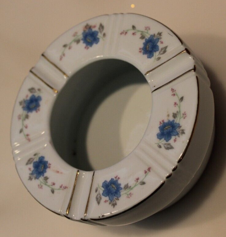 VINTAGE CHINESE PORCELAIN ASHTRAY WHITE WITH GOLD TRIM AND BLUE FLOWERS