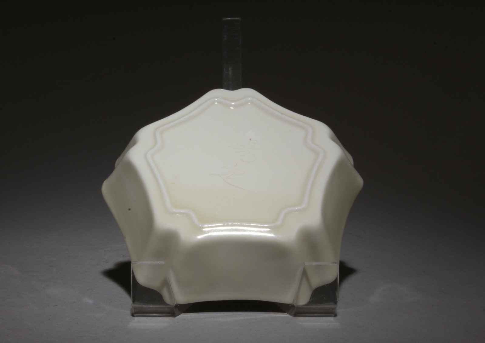 A Dingyao Ink Washer. A Dingyao Ink Washer