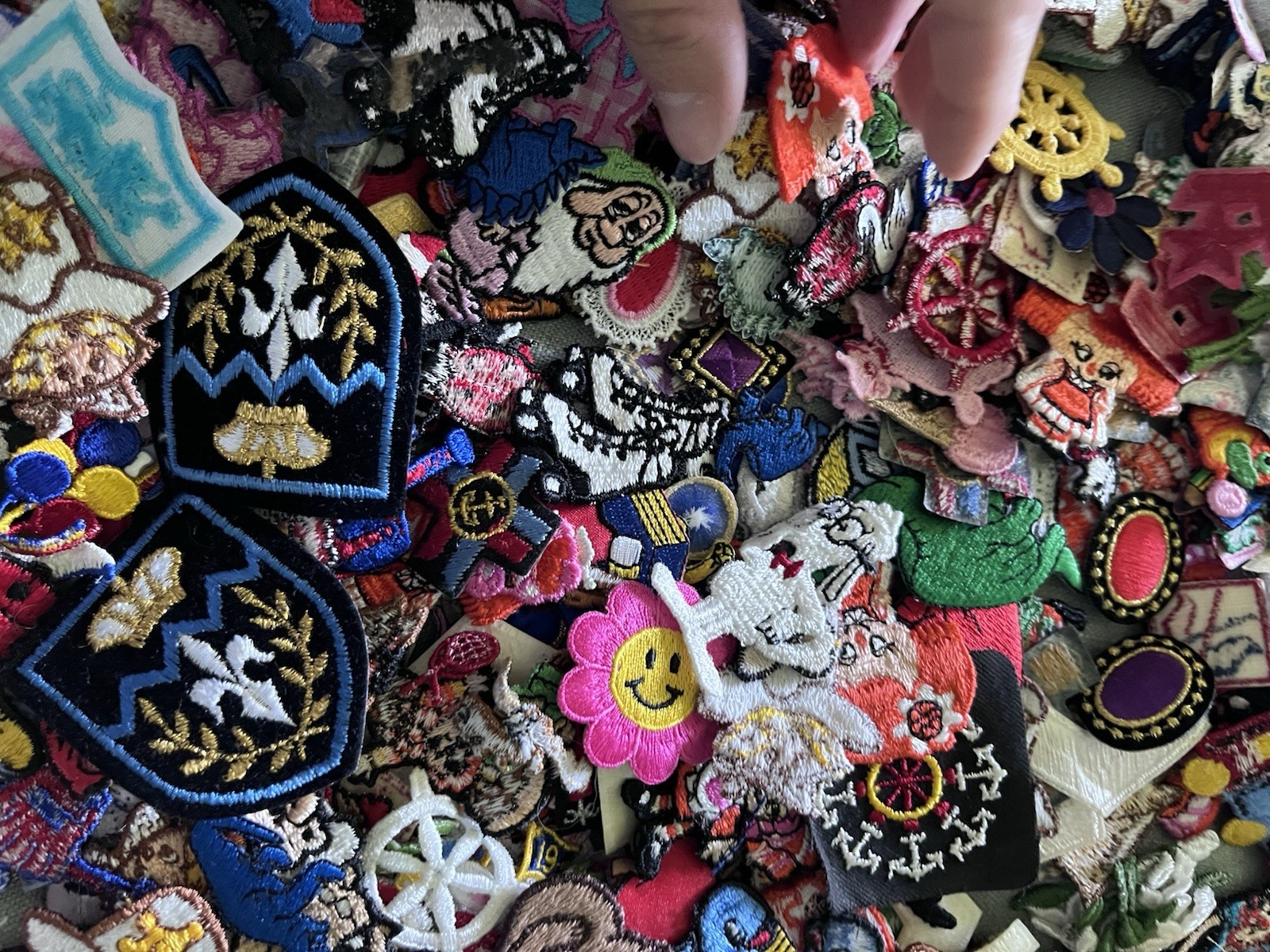 Patches Embroidered USA Vintage Assortment Lot Sew-on Appliques Motifs NOS