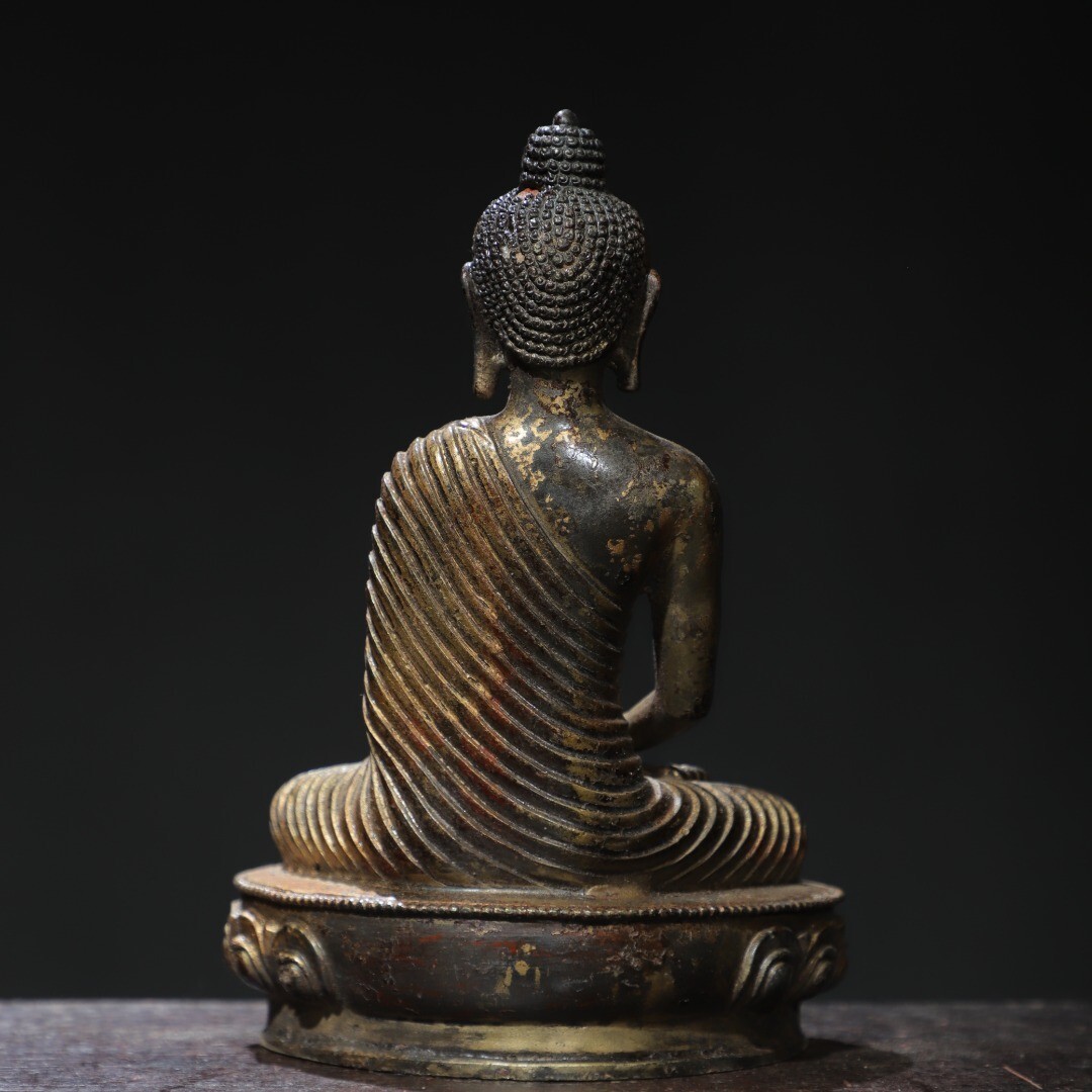 Bronze and gold sculpture of Shakyamuni Buddha statue