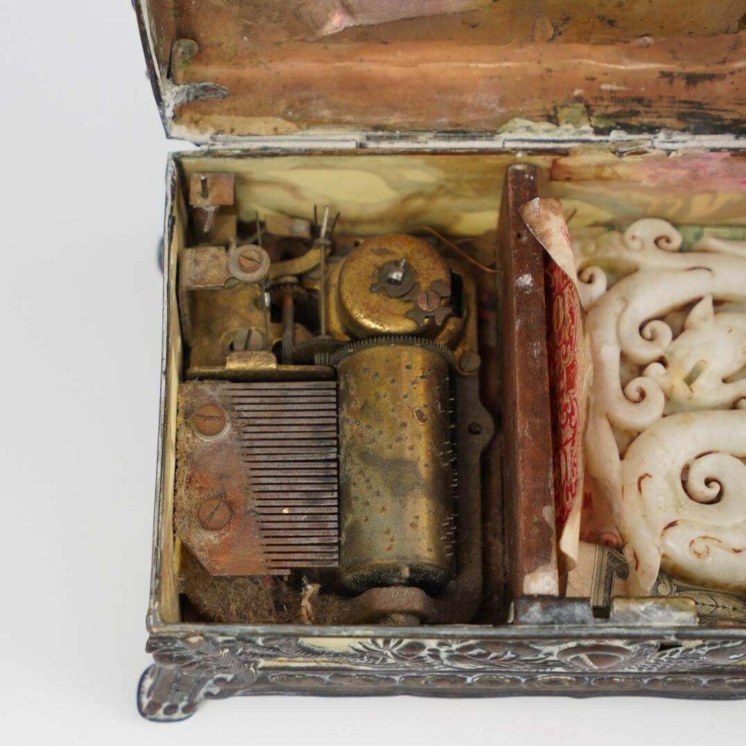 VINTAGE CHINESE BRASS AND COPPER MUSIC BOX; PAGODA, DRAGONS, ETC; ADORABLE! BIN