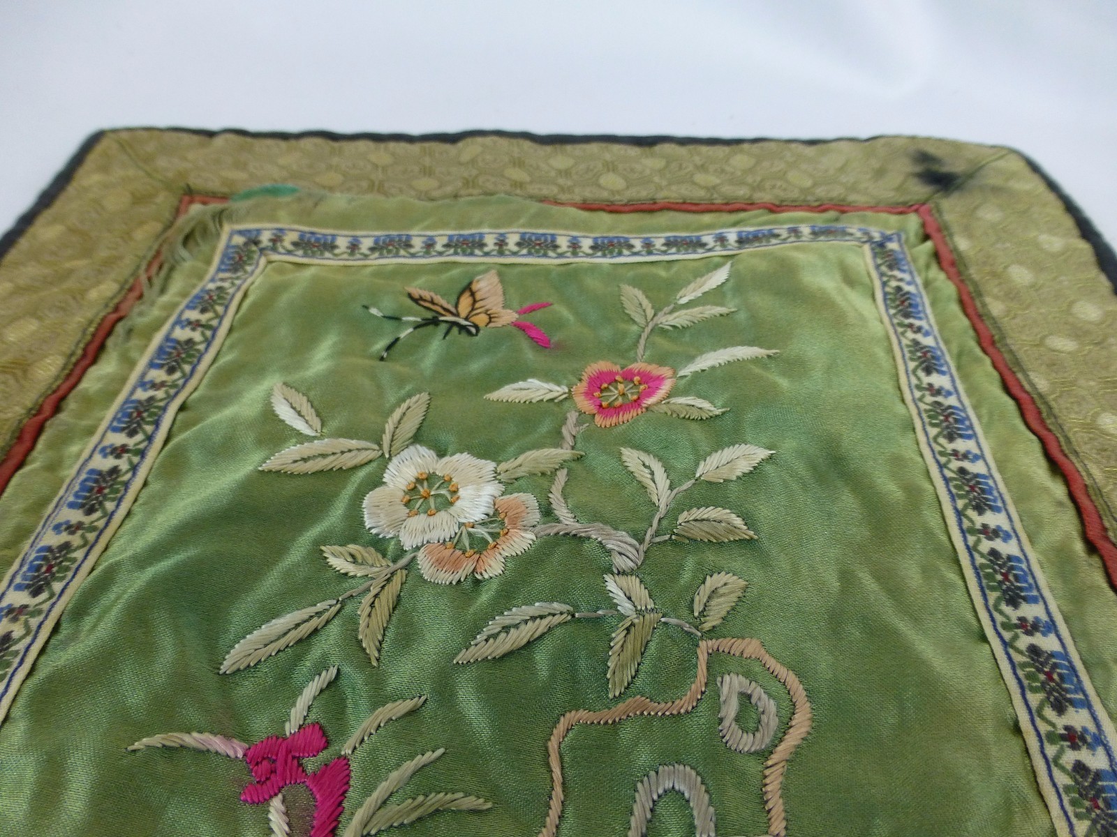 Vintage /Antique Chinese Embroidery unframed textile [Y8-W7-A8]