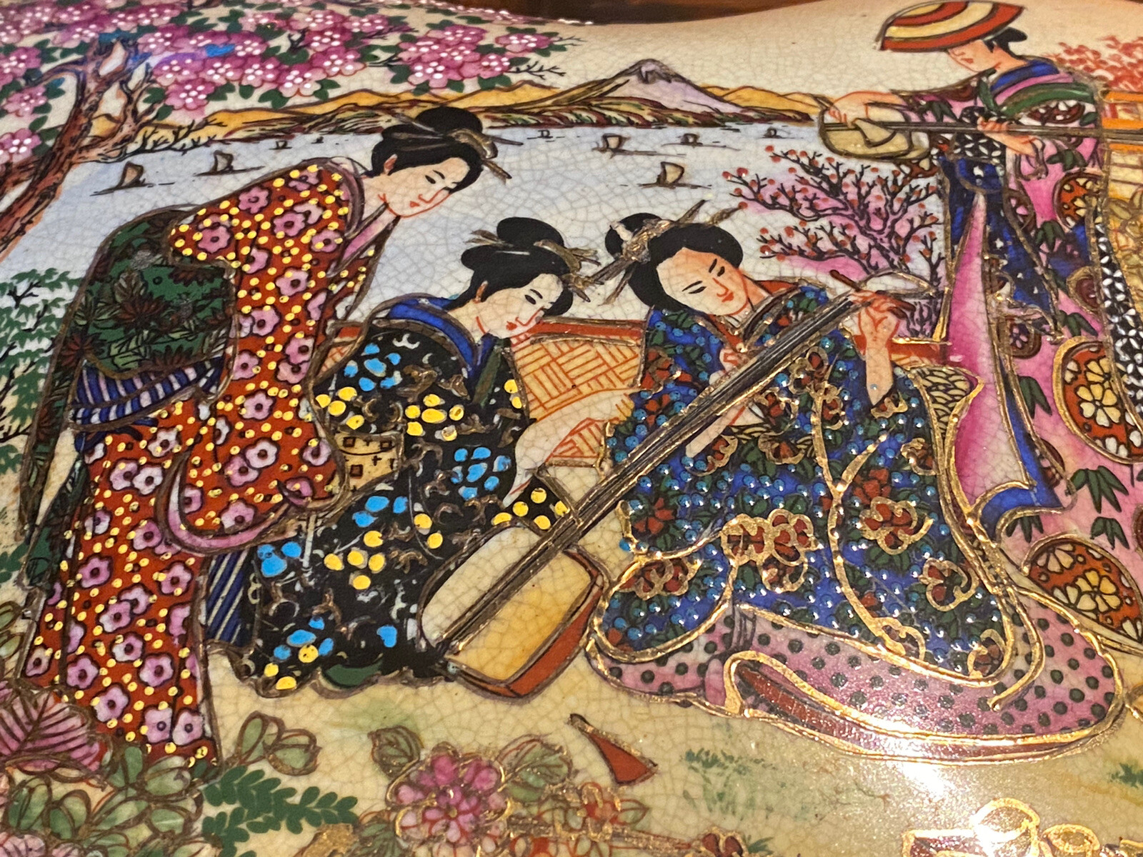 Chinese SATSUMA “Butterfly” BOX Geishas playing Shamisen Guitar “Asia Art potter