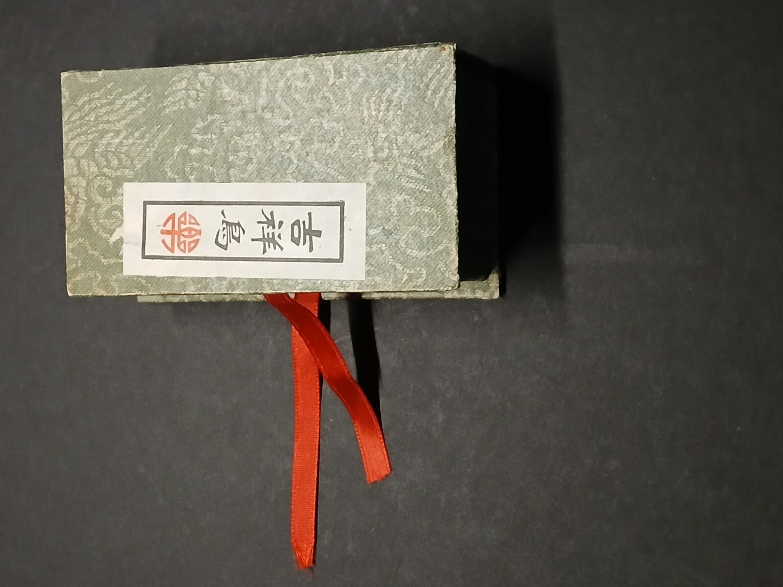 CHINESE GOLD METAL BIRDS ON GREEN LEAVES ATTACHED TO SPRINGS IN BOX
