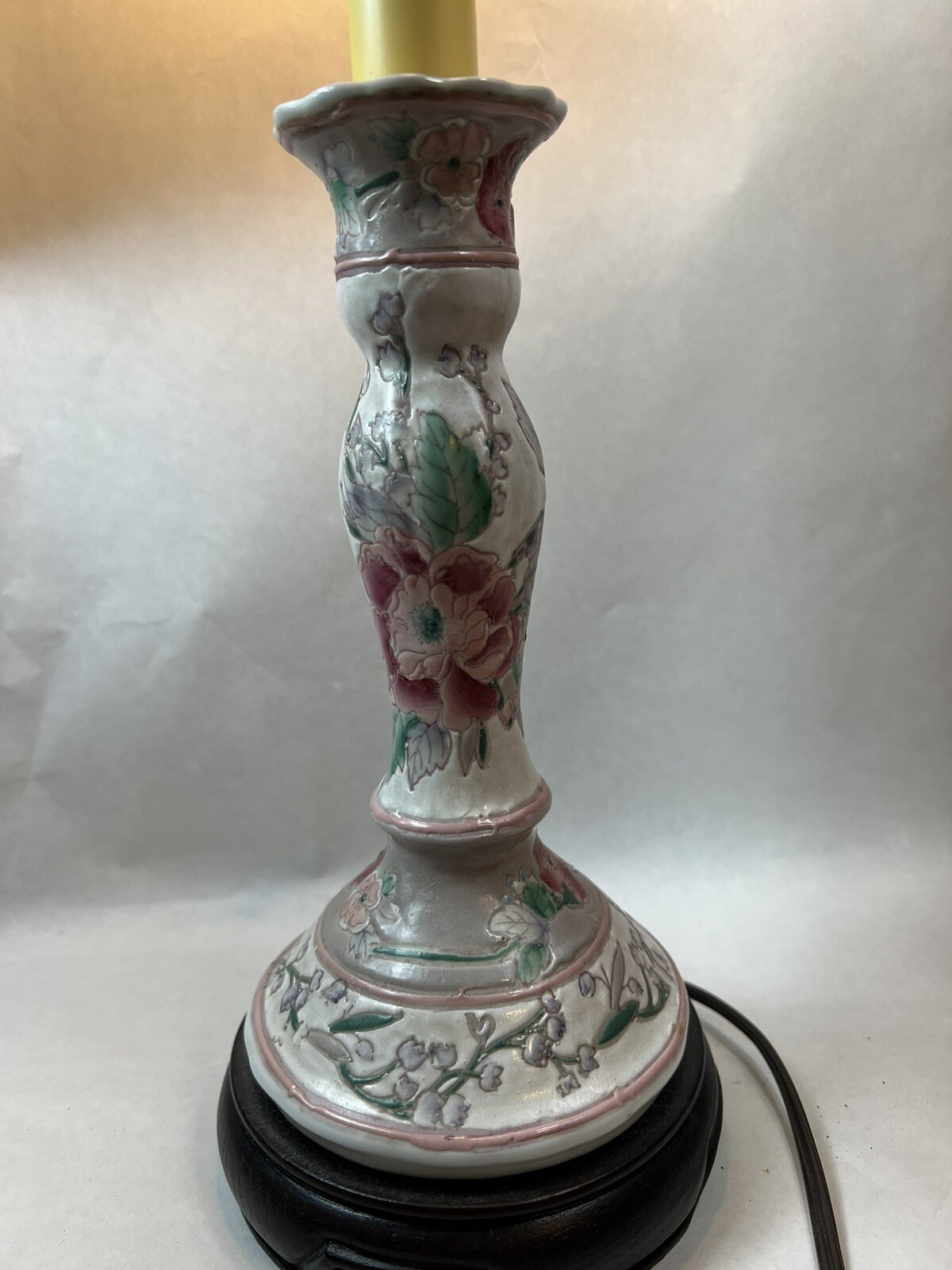 Vtg Chinese Famille Rose Porcelain Thin Lamp Roses Floral Textured Wood Base