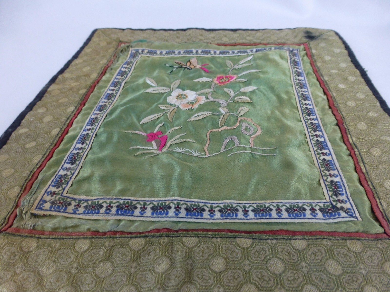 Vintage /Antique Chinese Embroidery unframed textile [Y8-W7-A8]