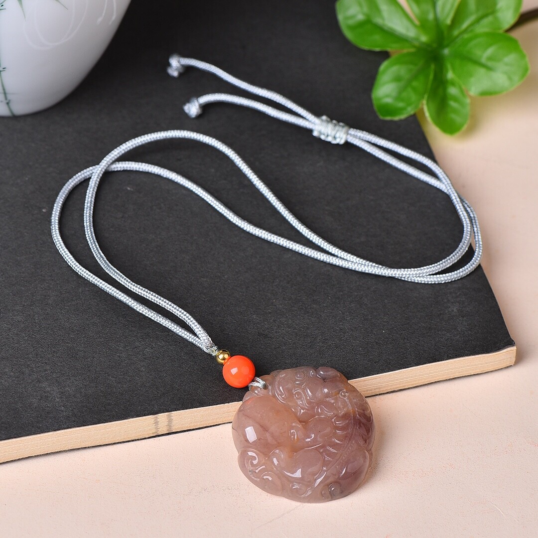 China Jade Hand Carving Animal Pixiu Play Ball Wealth Pendant金丝玉