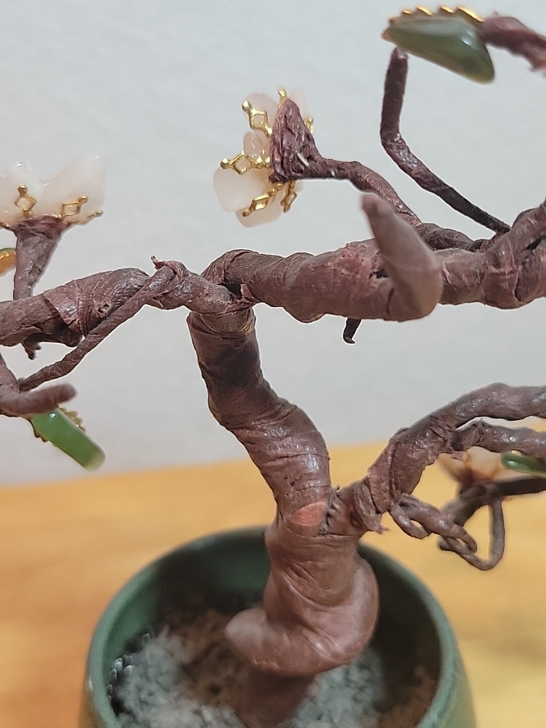 VTG Chinese Rose Quartz Jade Flowering Bonsai Tree 8″ Tall Gold Toned Leaves