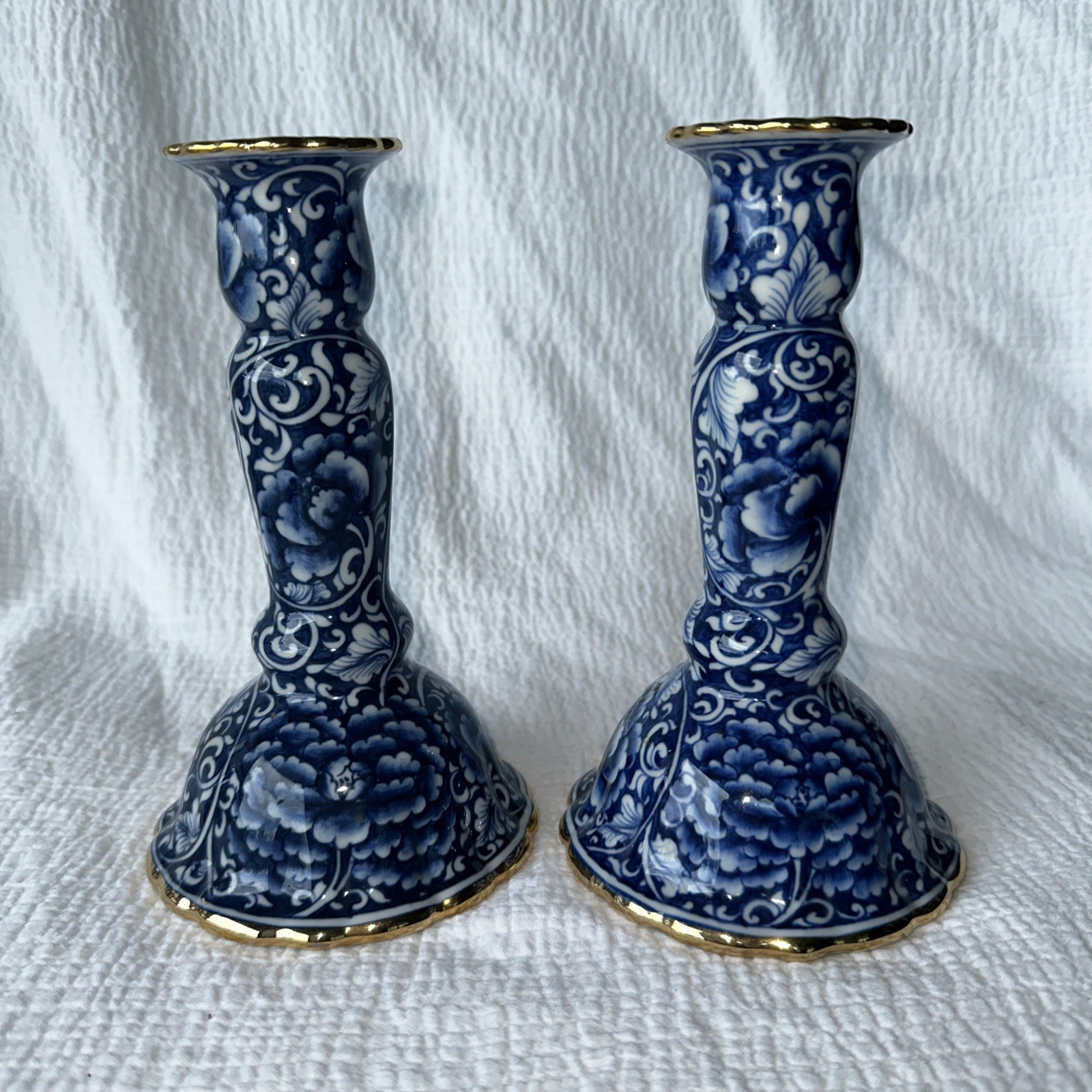 VINTAGE ORIENTAL CHINESE MOTIF BLUE and WHITE PORCELAIN CANDLE HOLDER