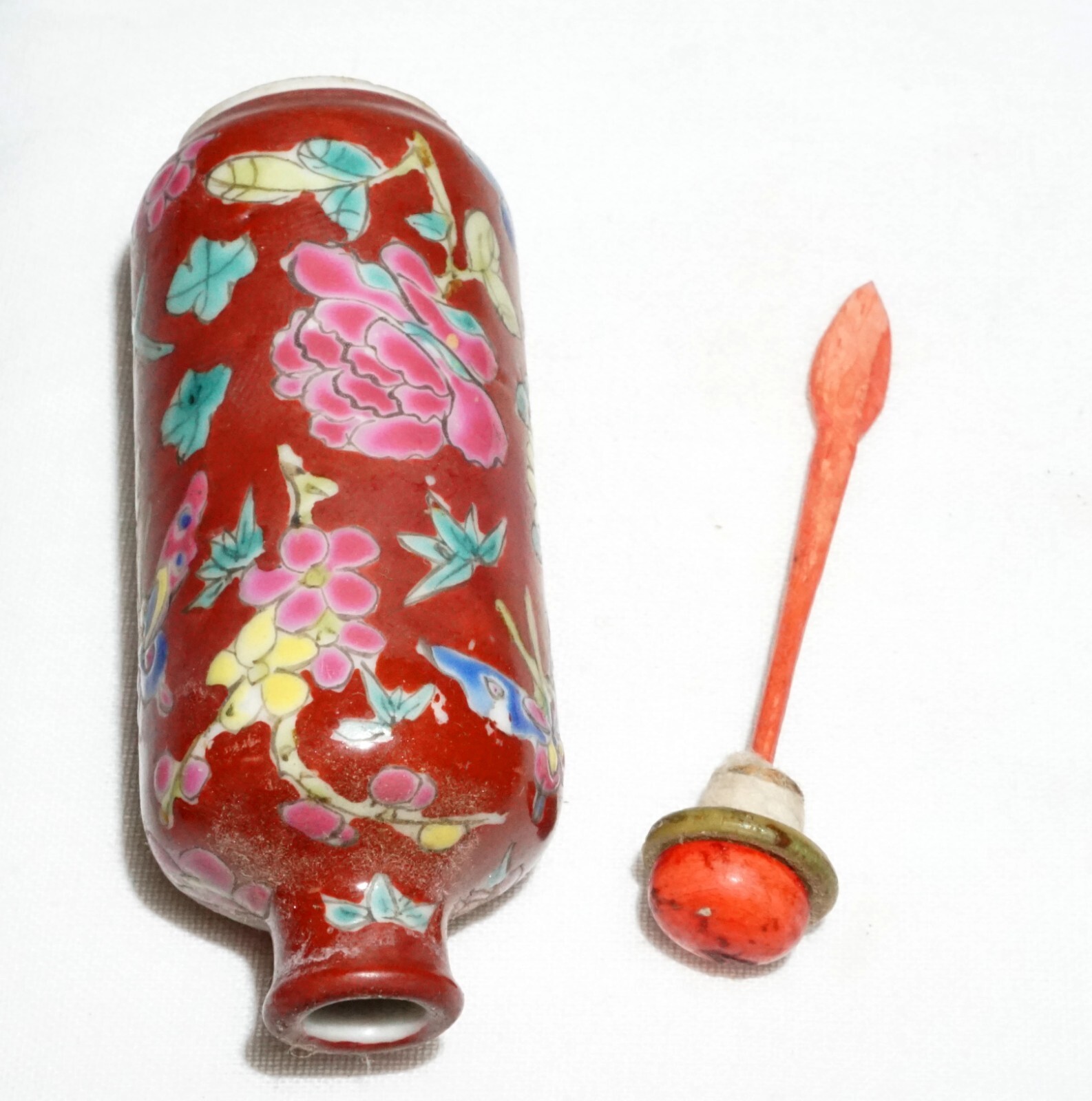 Antique Chinese Red Glaze Porcelain Snuff Bottle w. Floral Motif Qianlong (LLA)