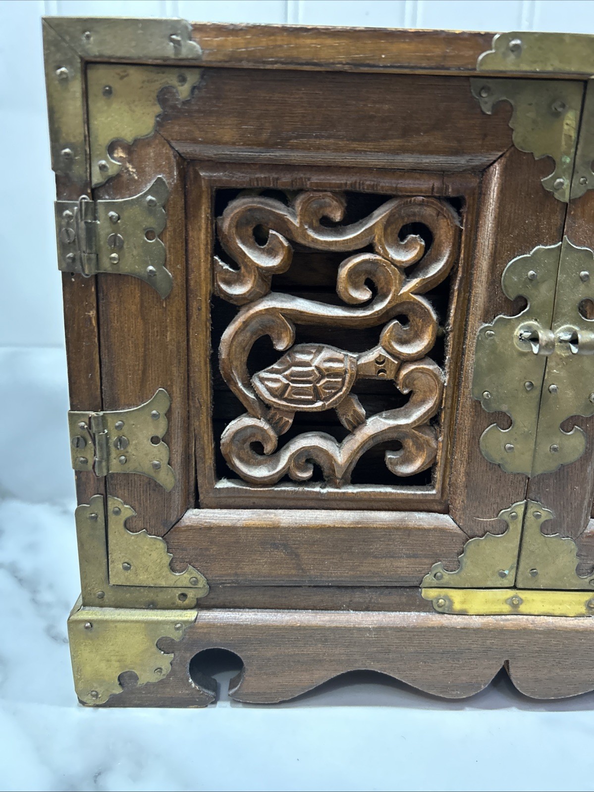 VTG CHINESE ASIAN WOOD & BRASS JEWELRY BOX CHEST 2 TURTLE WOOD DOORS & 6 DRAWERS