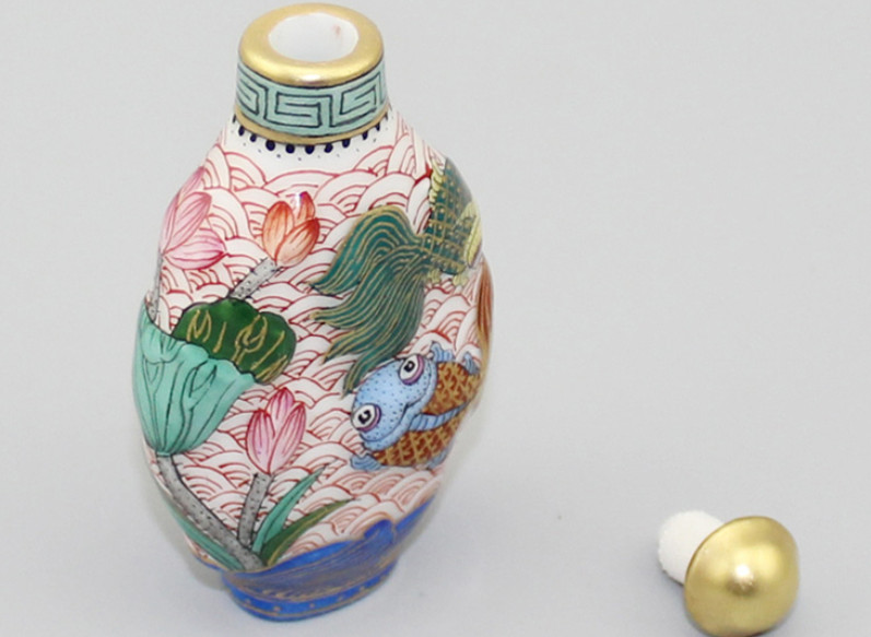 China Porcelain HandPainted Depict Gold Famille Rose Goldfish Lotus Snuff Bottle
