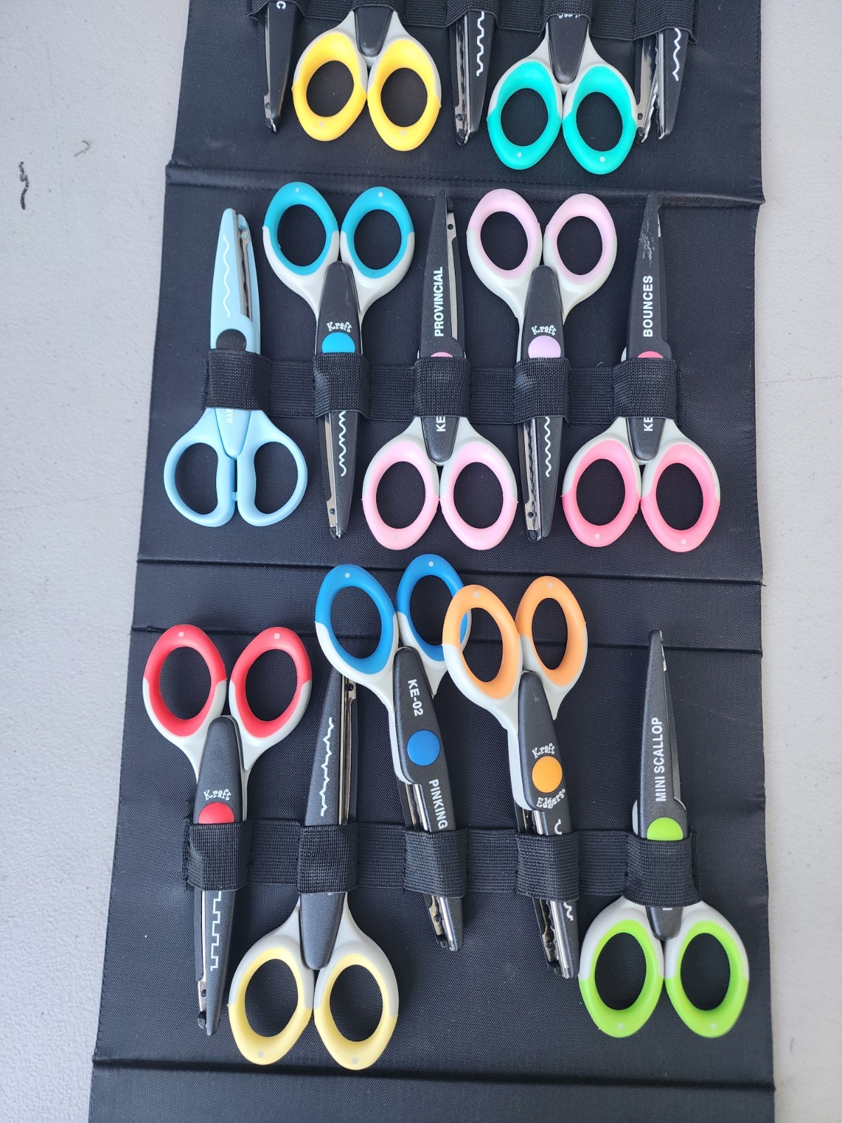Set of 18 Ultra Grip KRAFT Edgers Craft Scissors w/Stand & Carrying Case