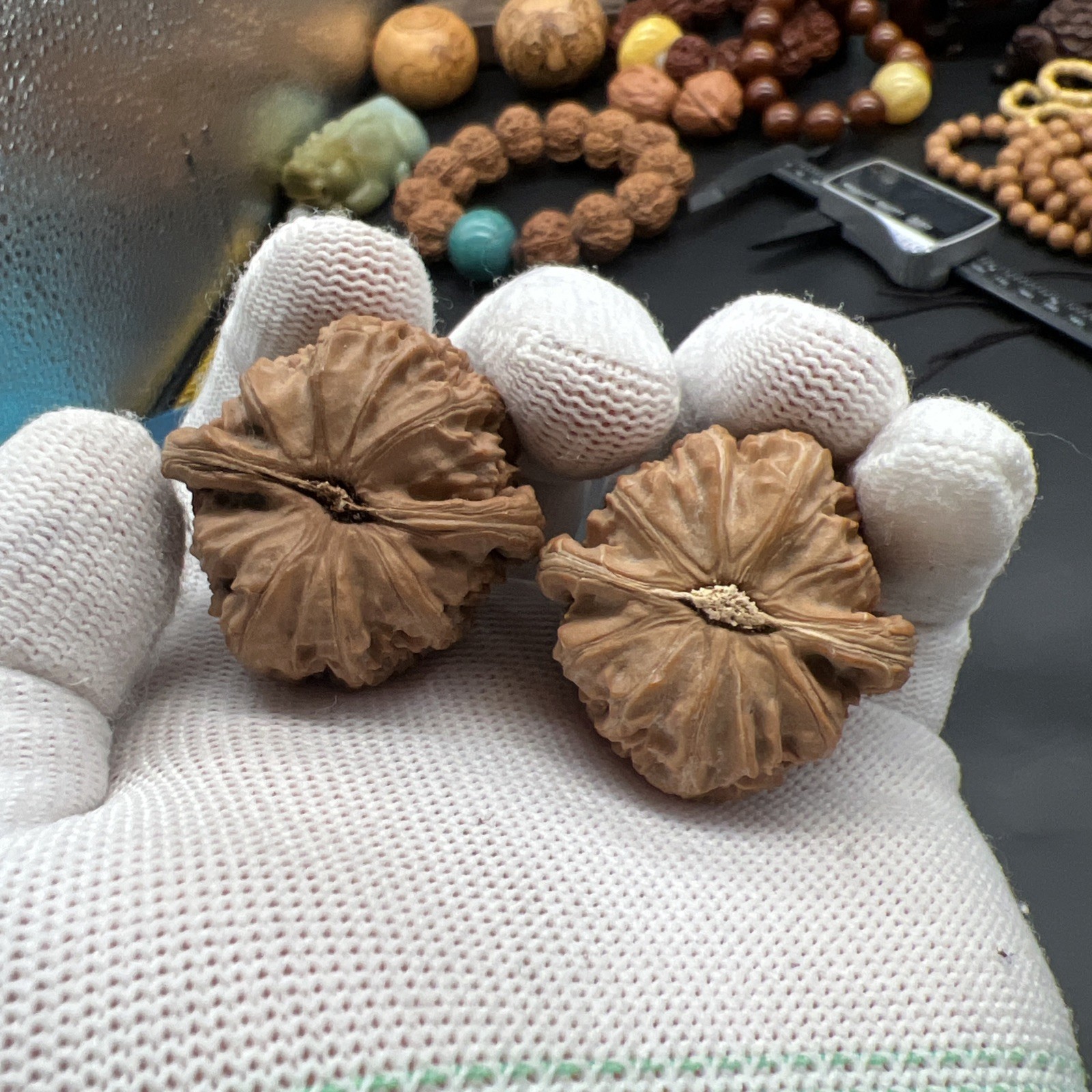 Pair of Match Chinese Health Walnut 36×36.×32mm 精配文玩核桃 ～白狮子狮子头