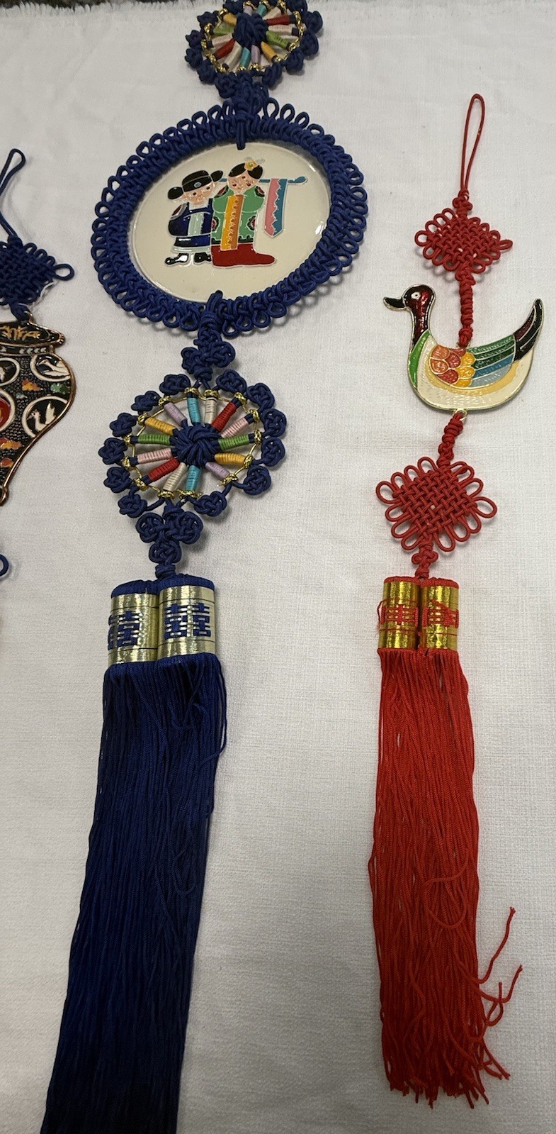 3 CHINESE LUCKY KNOTS WALL HANGING WITH SILK CORD, TASSEL METAL/TIN Duck Crane