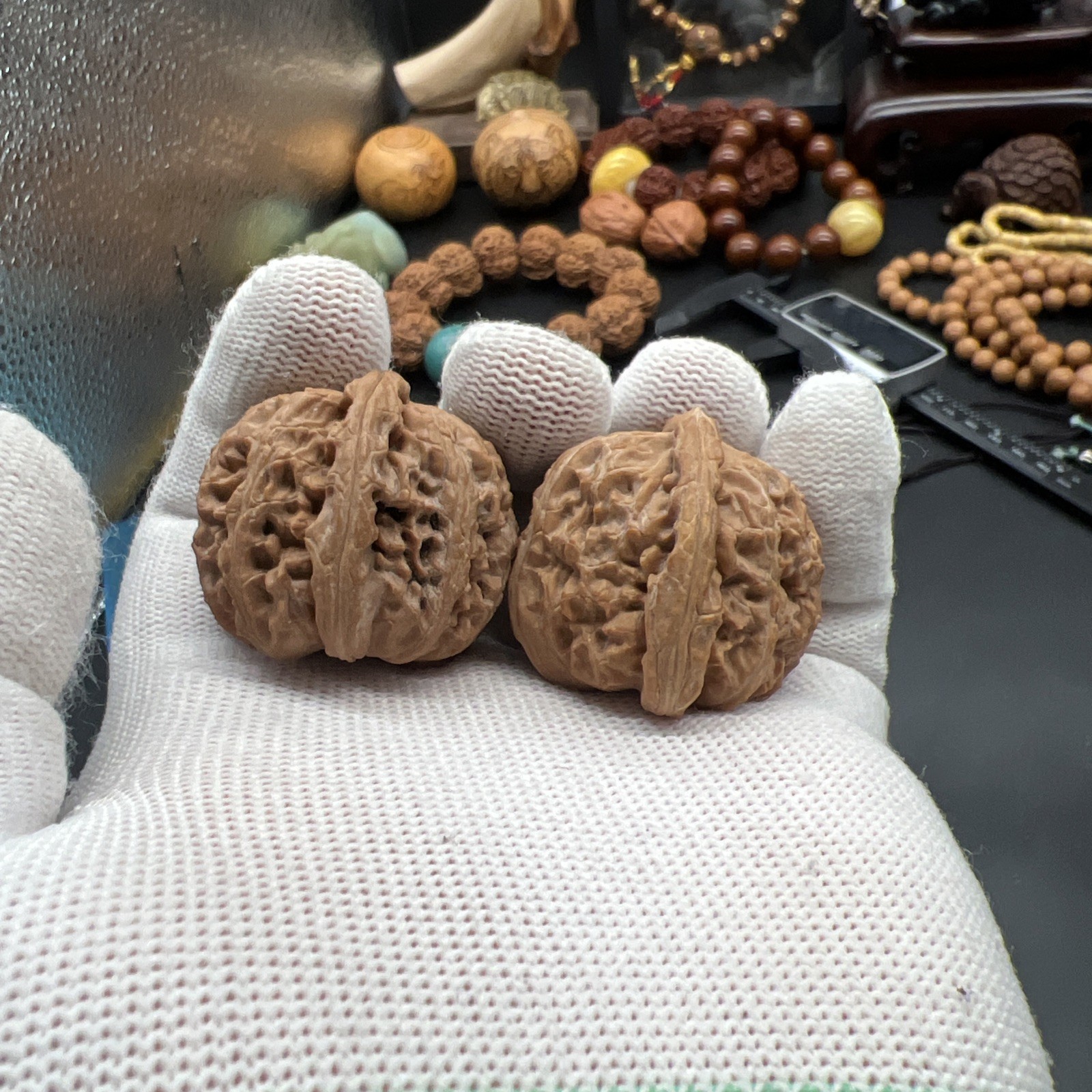 Pair of Match Chinese Health Walnut 36×36.×32mm 精配文玩核桃 ～白狮子狮子头