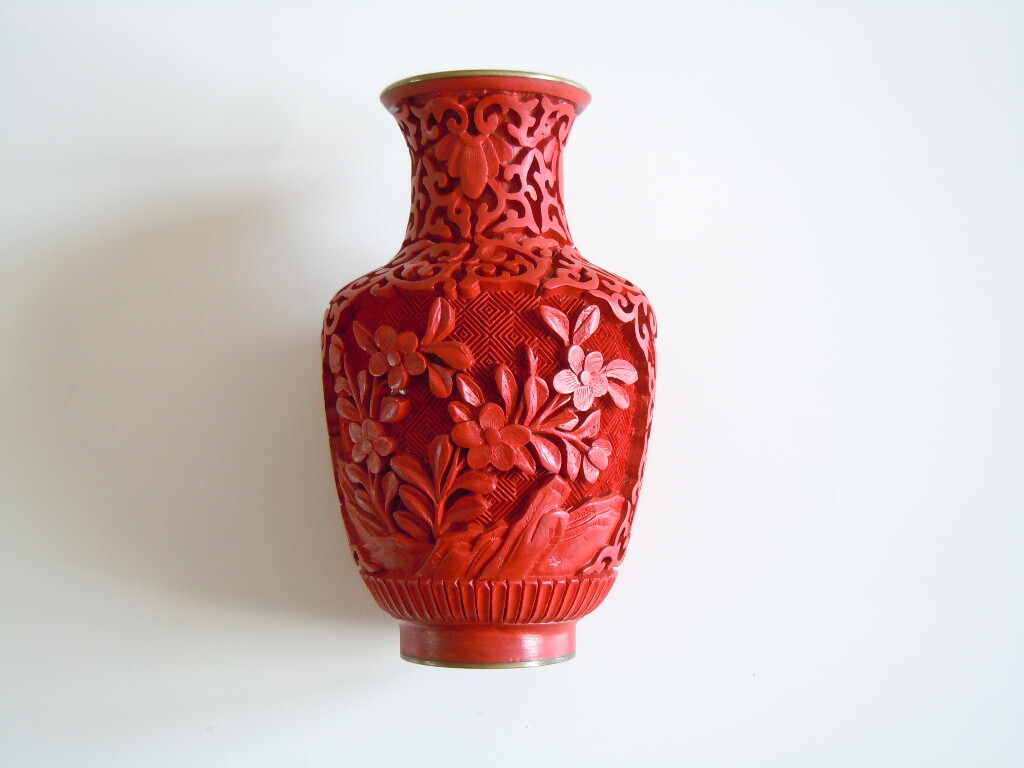 Red Lacquered Carved Vase Asiatika China Small 113.9 G / 10.5 X 6.0 Cm