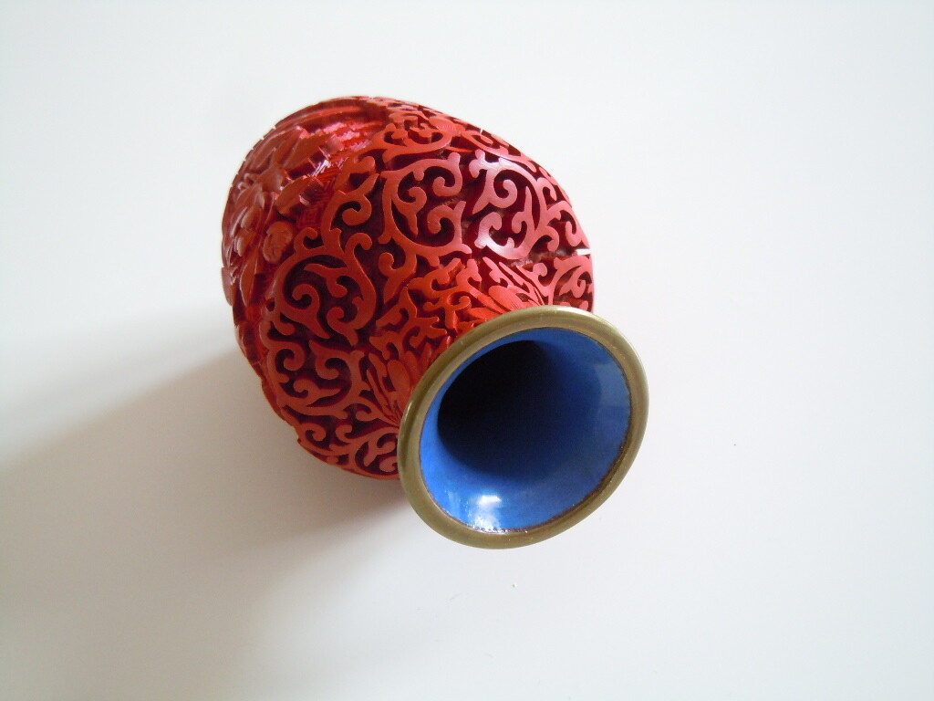 Red Lacquered Carved Vase Asiatika China Small 113.9 G / 10.5 X 6.0 Cm