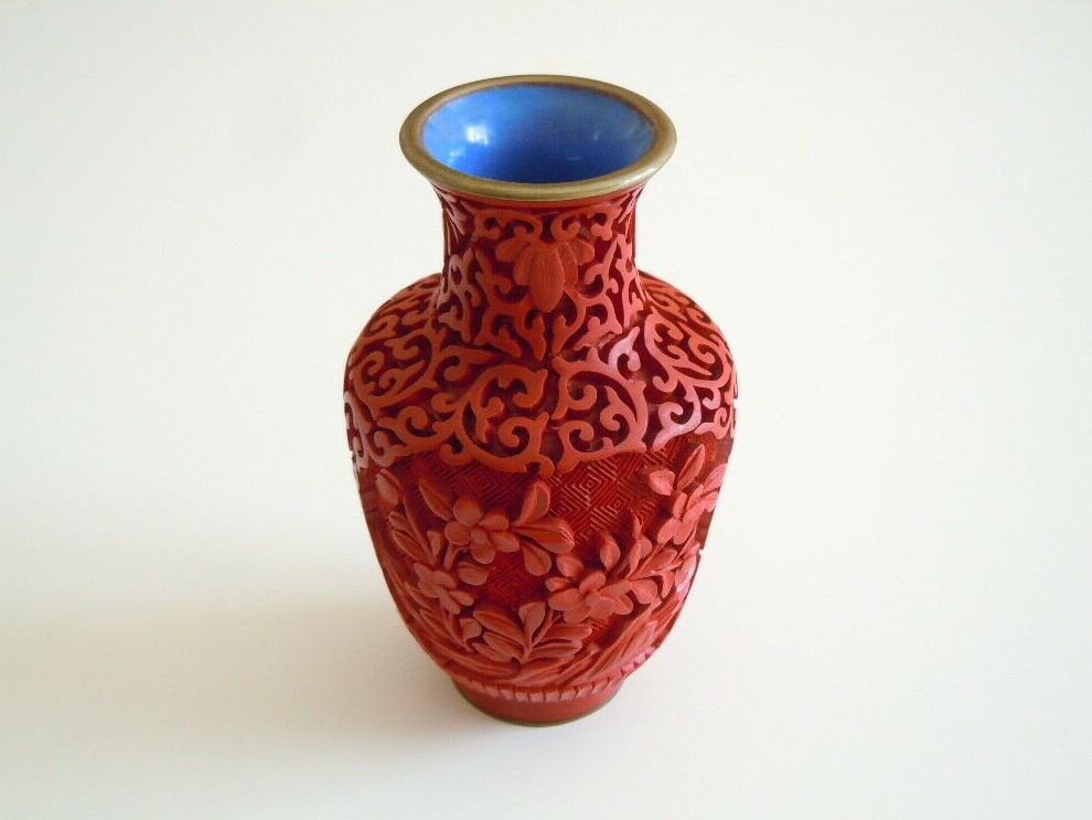 Red Lacquered Carved Vase Asiatika China Small 113.9 G / 10.5 X 6.0 Cm