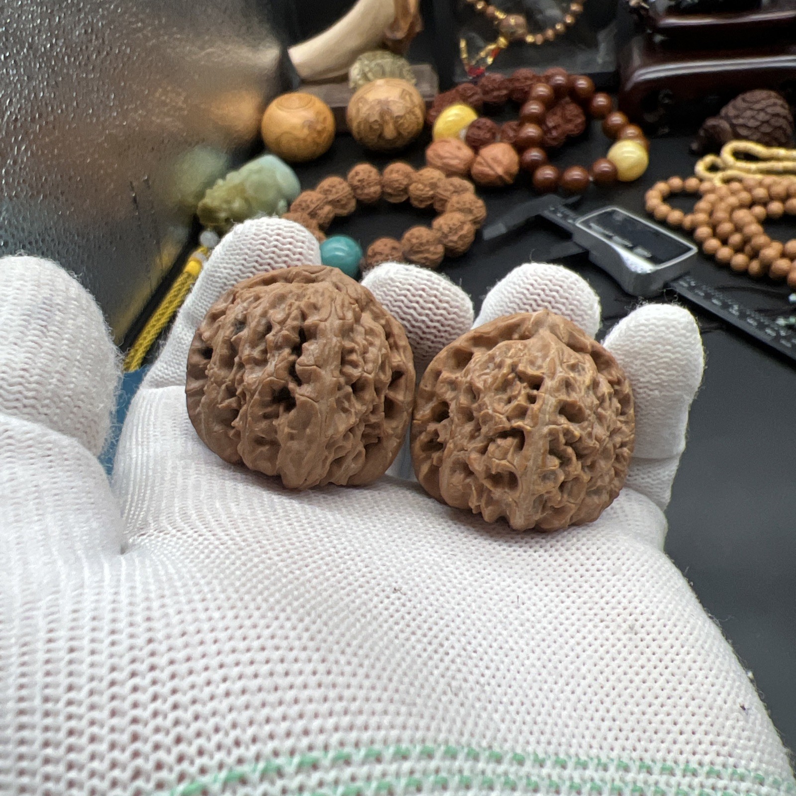 Pair of Match Chinese Health Walnut 36×36.×32mm 精配文玩核桃 ～白狮子狮子头