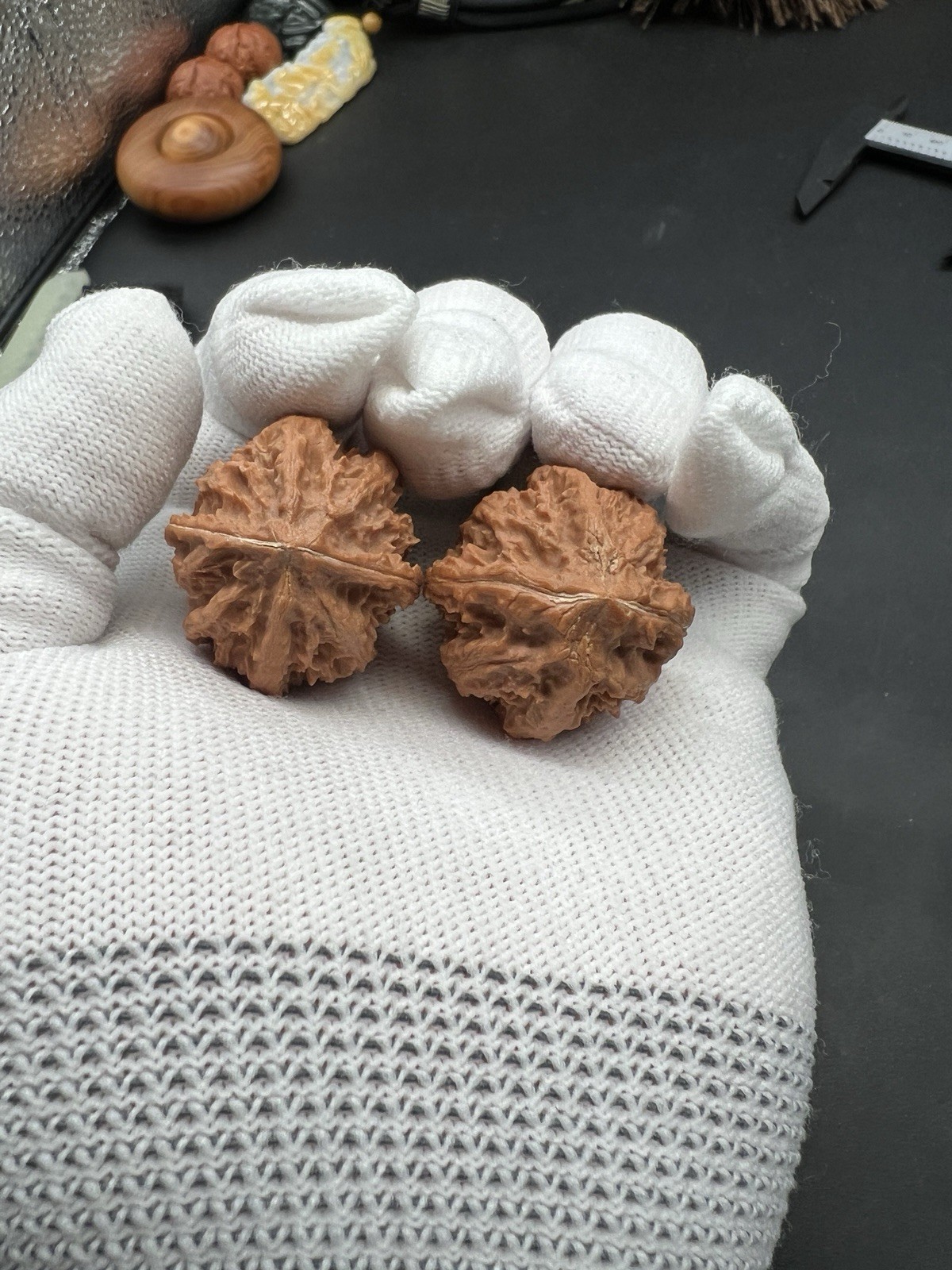 Pair of Match Chinese Health Small Walnut Collection29×32×31.5mm精配文玩秋子粗筋八棱手捻