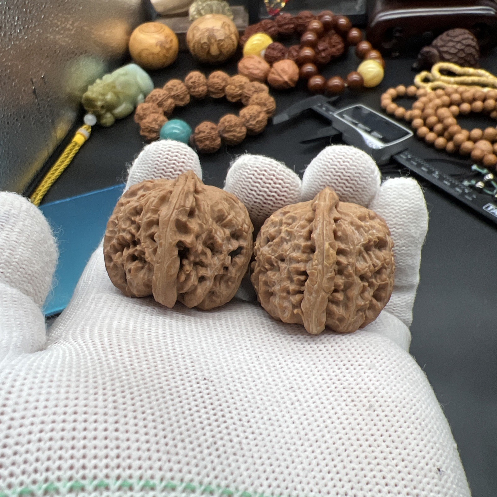 Pair of Match Chinese Health Walnut 36×36.×32mm 精配文玩核桃 ～白狮子狮子头