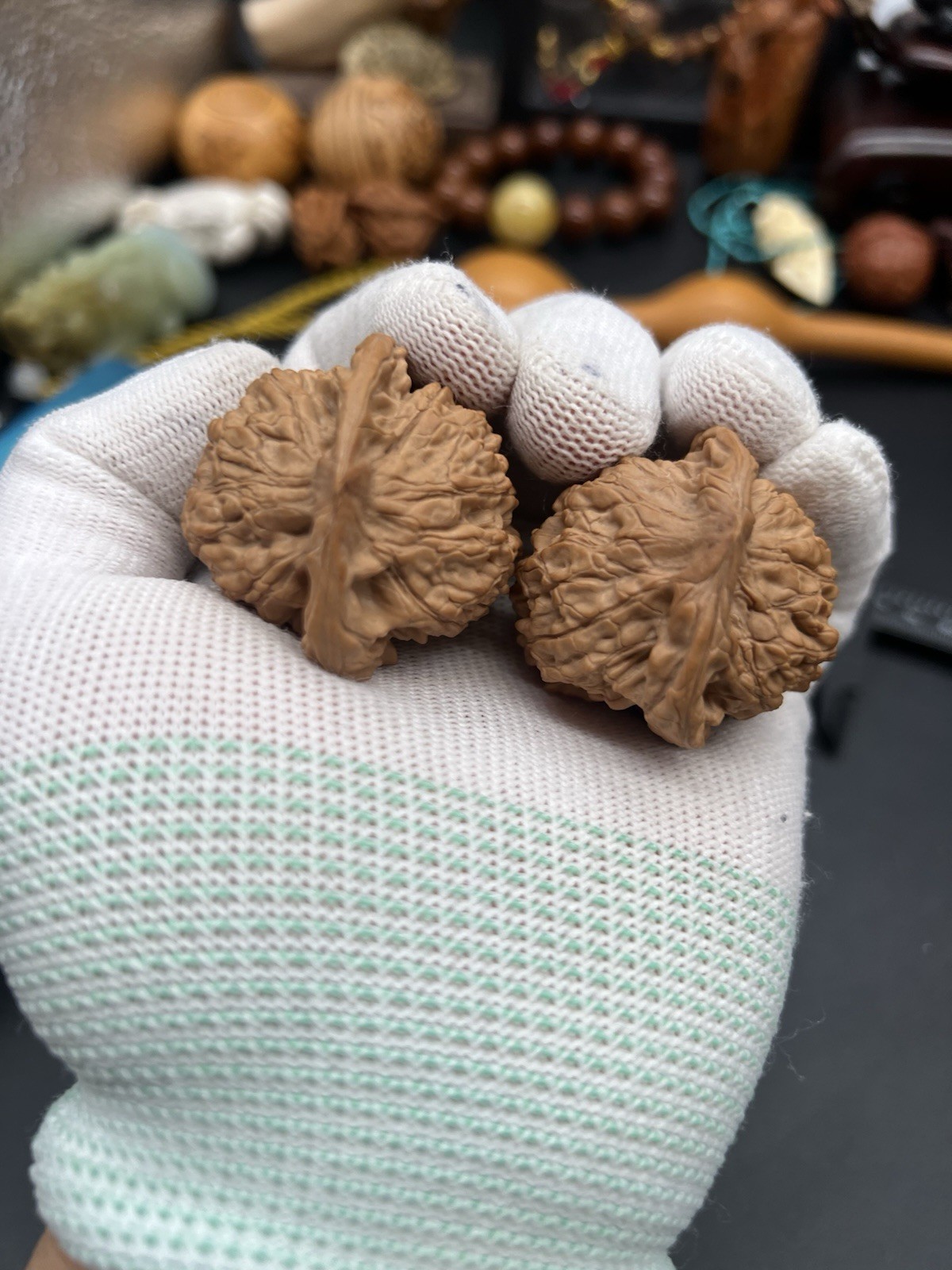 Pair of Match Chinese Health Walnut 36×40×45.5mm 精配文玩核桃～大异性半臂江山