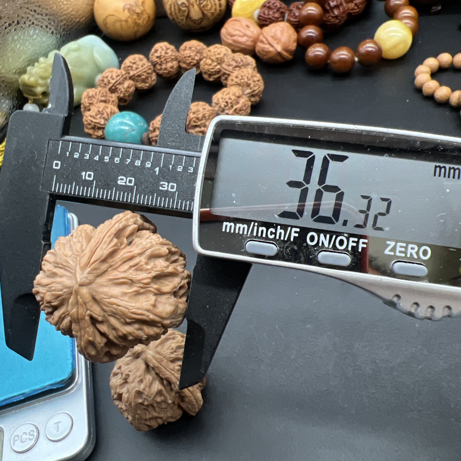 Pair of Match Chinese Health Walnut 36×36.×32mm 精配文玩核桃 ～白狮子狮子头