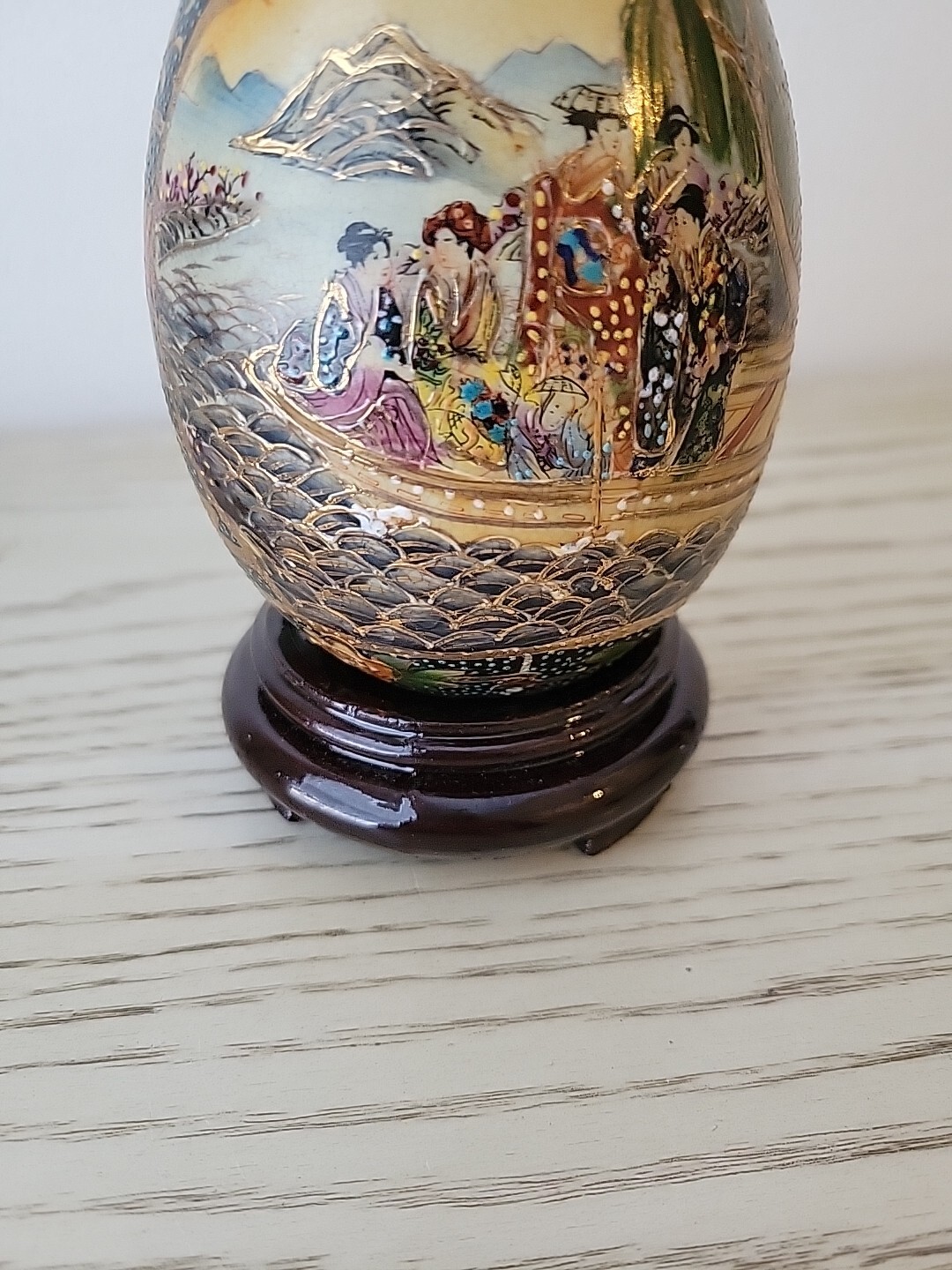 Vintage Chinese Satsuma Hand Painted Porcelain Egg with Geishas 4.5″ Gilt Paint