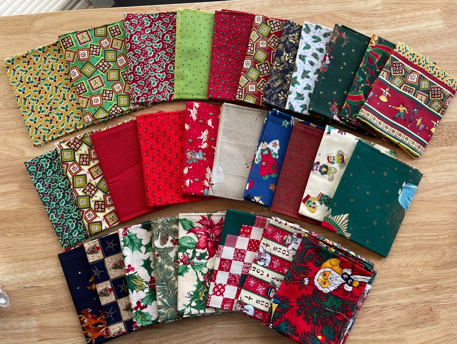 CHRISTMAS Cotton QUILTER/Craft Bundle OF 29 (18×22″) Fat Quarters Various Brands